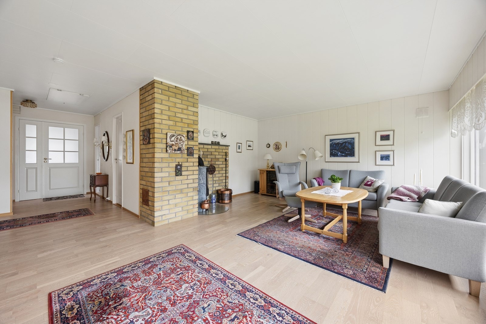Stuen har en sentralt plassert vedovn som gir god varme. Galleribilde