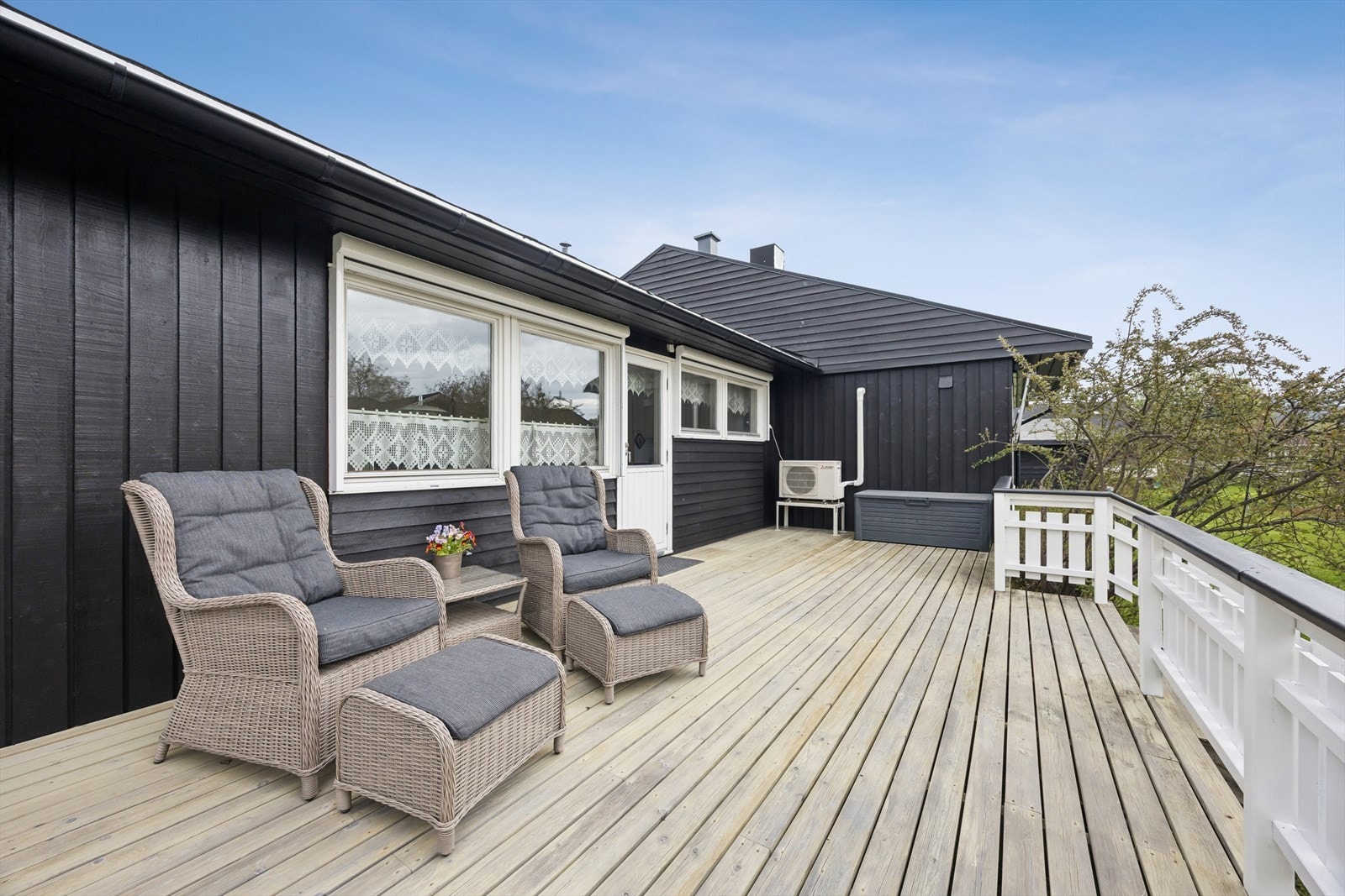 Uteplassen er et fint sted for å nyte lange sommerdager. Galleribilde