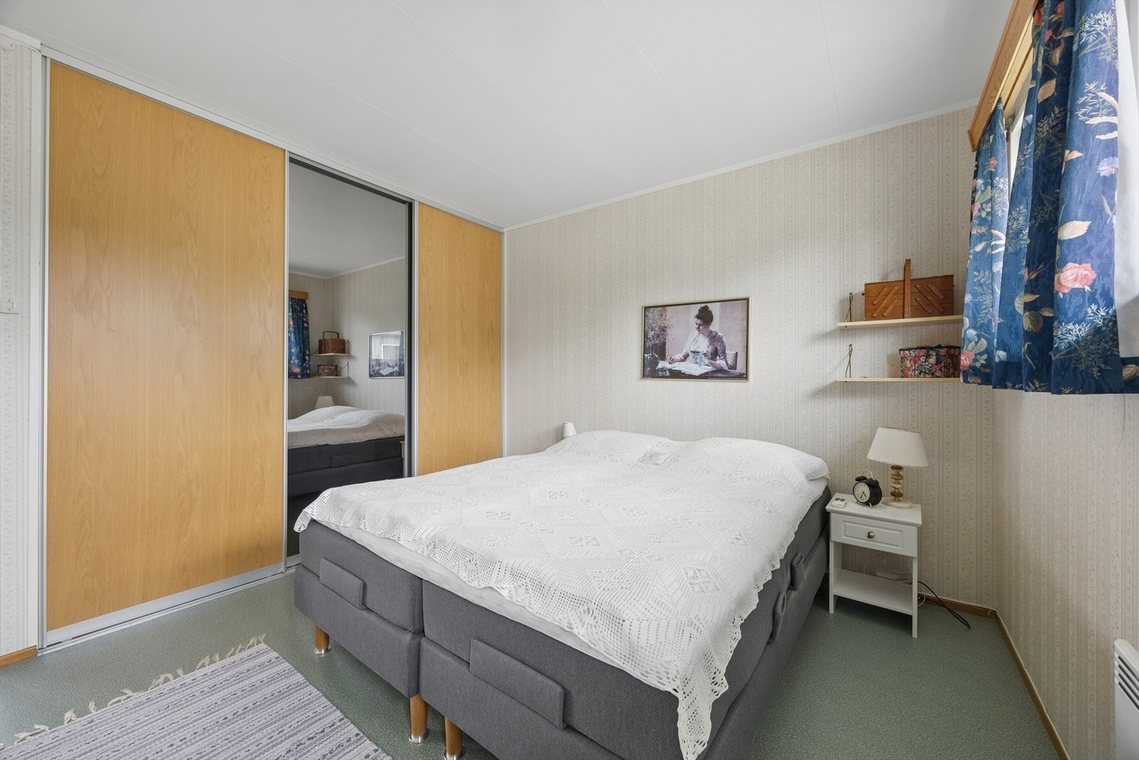 Hovedsoverommet er utstyrt med en romslig skyvedørsgarderobe. Galleribilde