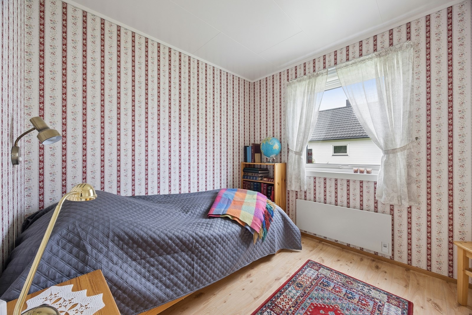 Et av boligens tre soverom, med parkett på gulvet. Galleribilde