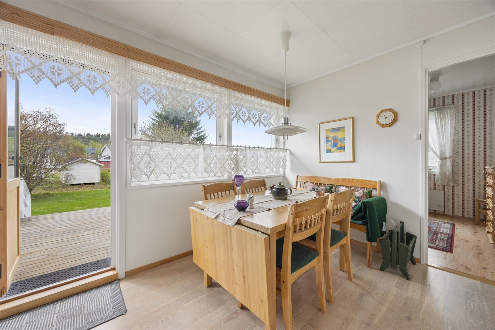 Fra spiseplassen er det enkel tilgang til både hage og terrasse. Galleribilde