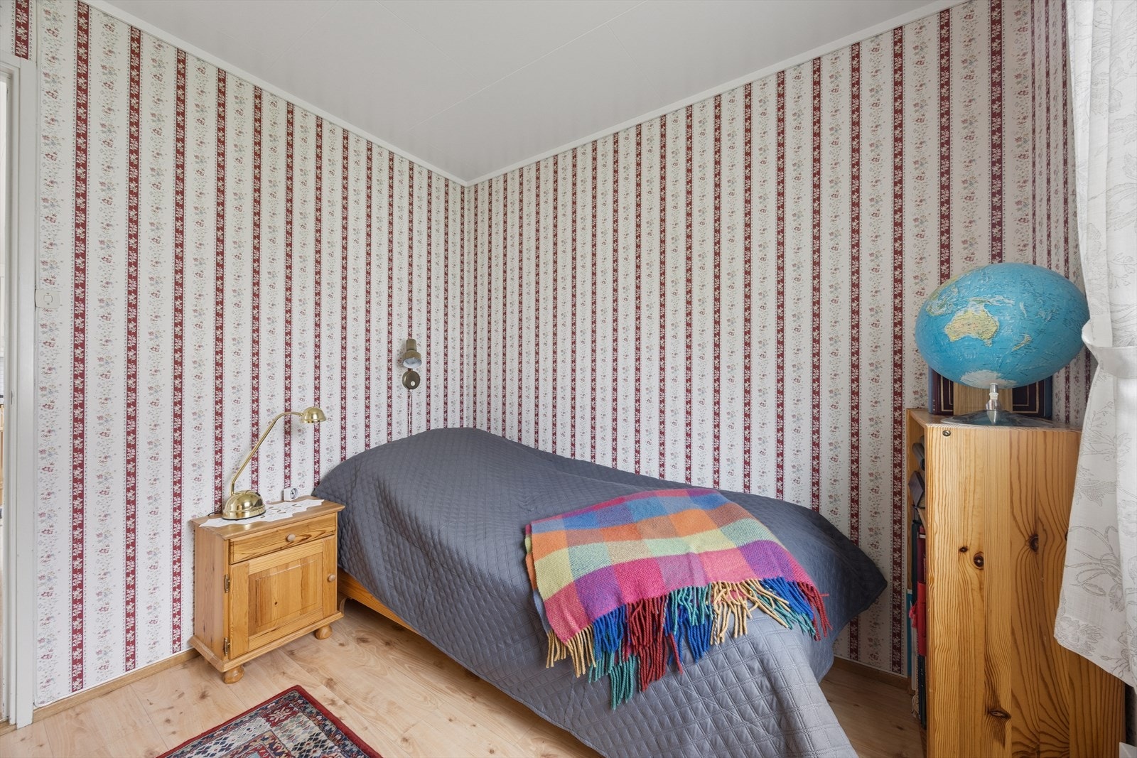 Soverom 3 med plass til seng og skrivepult eller kommode. Galleribilde