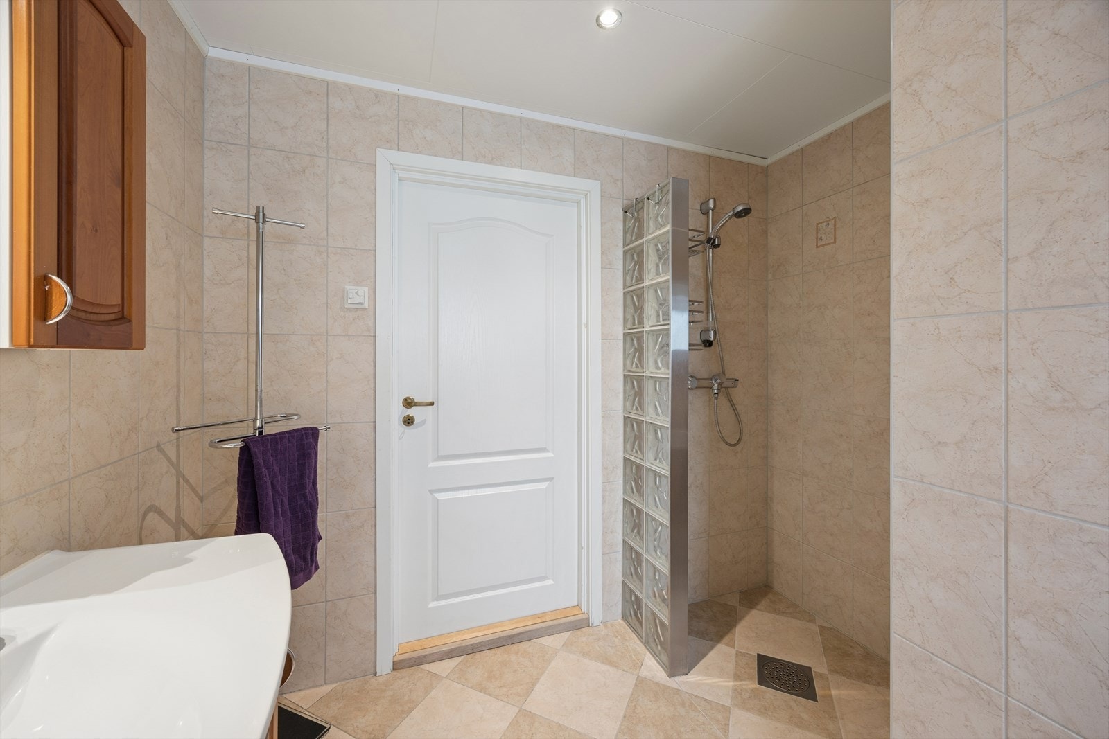 Badet har også en praktisk dusjnisje med dusjsett. Galleribilde
