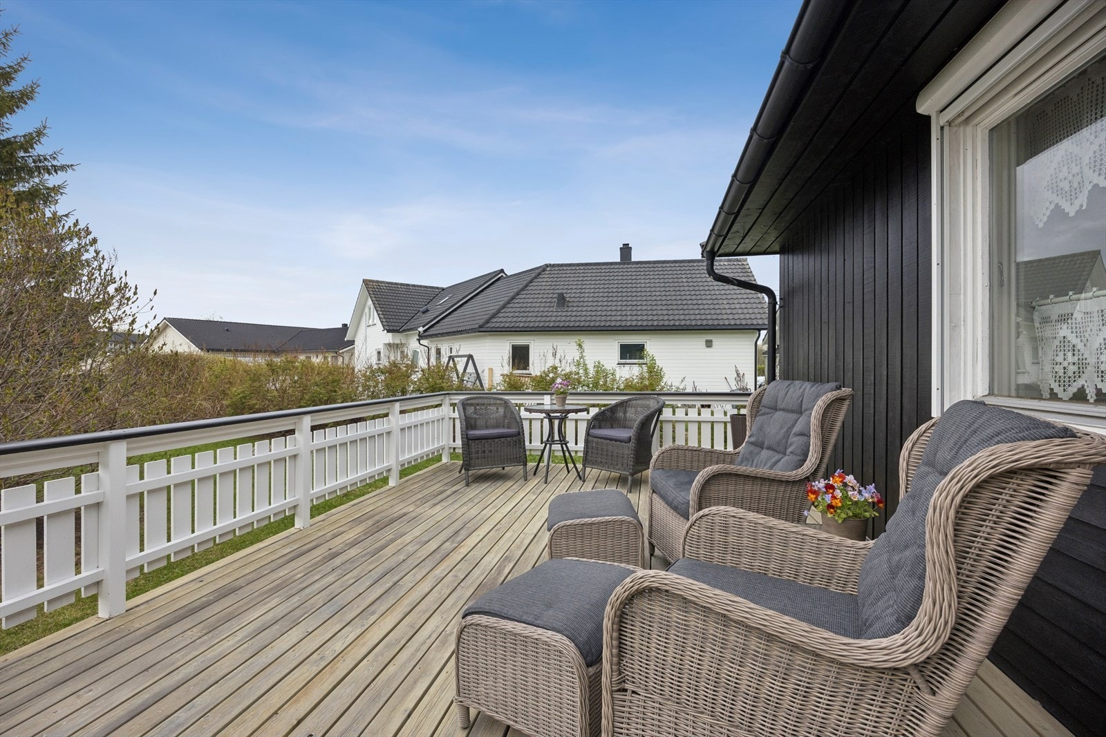 Terrassen er på 33 kvadratmeter og gir god plass til flere sittegrupper. Galleribilde