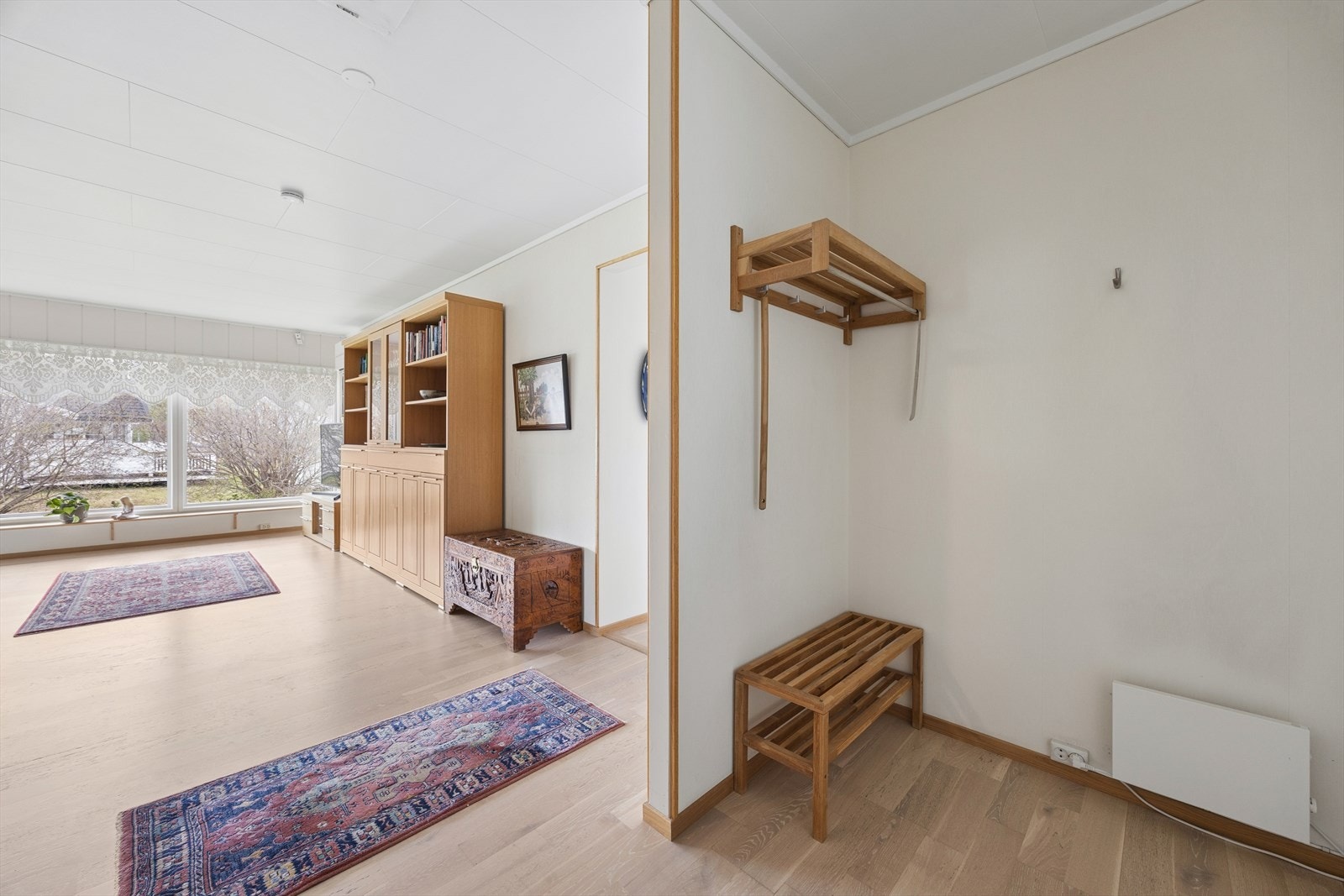 Praktisk nisje for yttertøy i tilknytning til entreen. Galleribilde