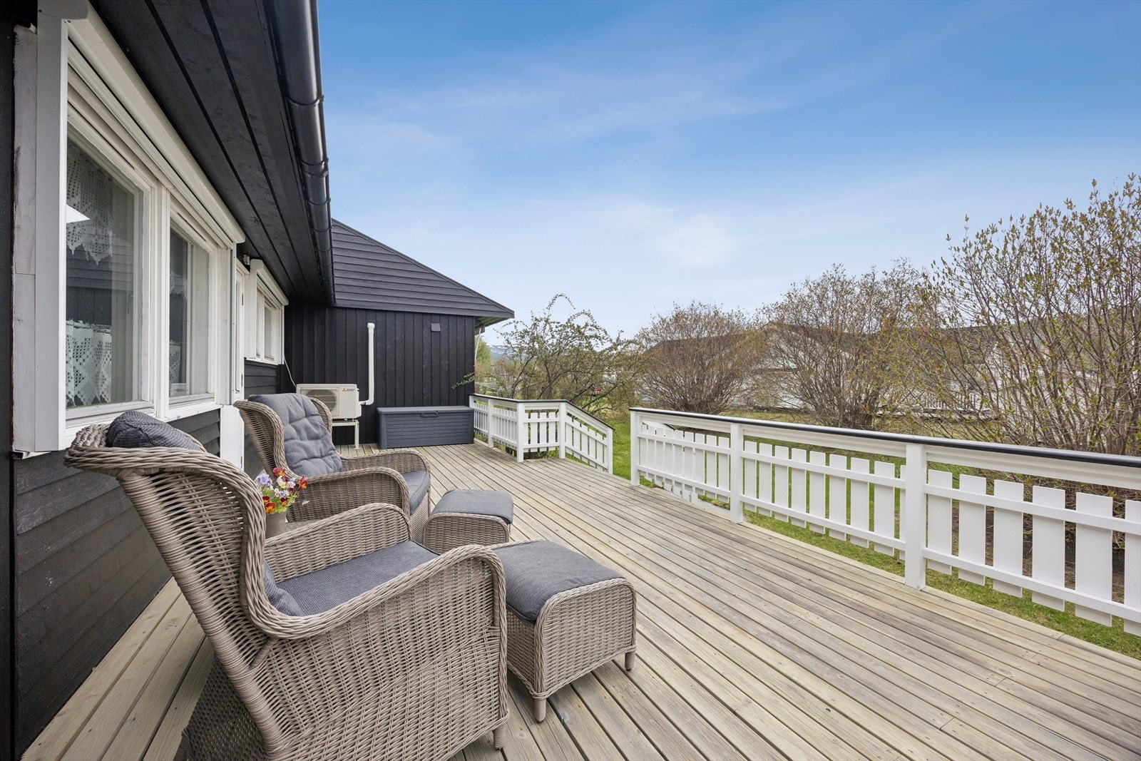 Fra kjøkkenet er det direkte utgang til en stor, sørvendt terrasse. Galleribilde