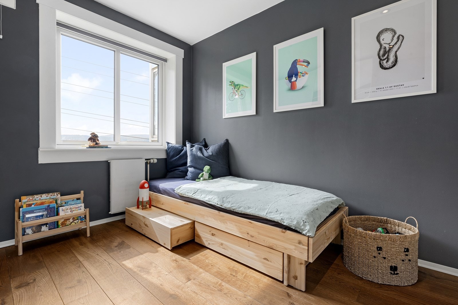 Soverom II er også av god størrelse og vender ut mot rolig området. Galleribilde