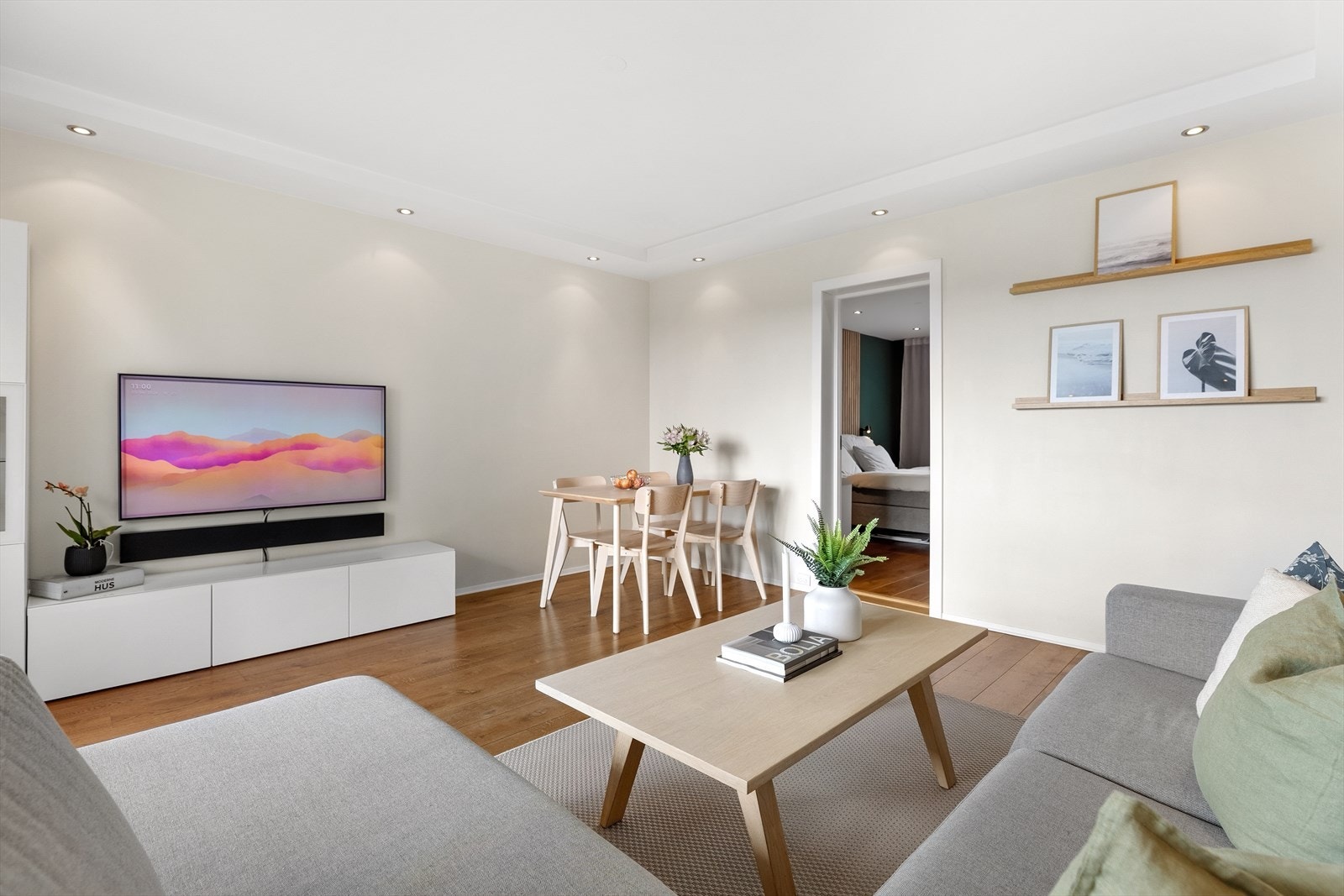 Stuen, som resten av leiligheten har 1-stavs parkett. Galleribilde