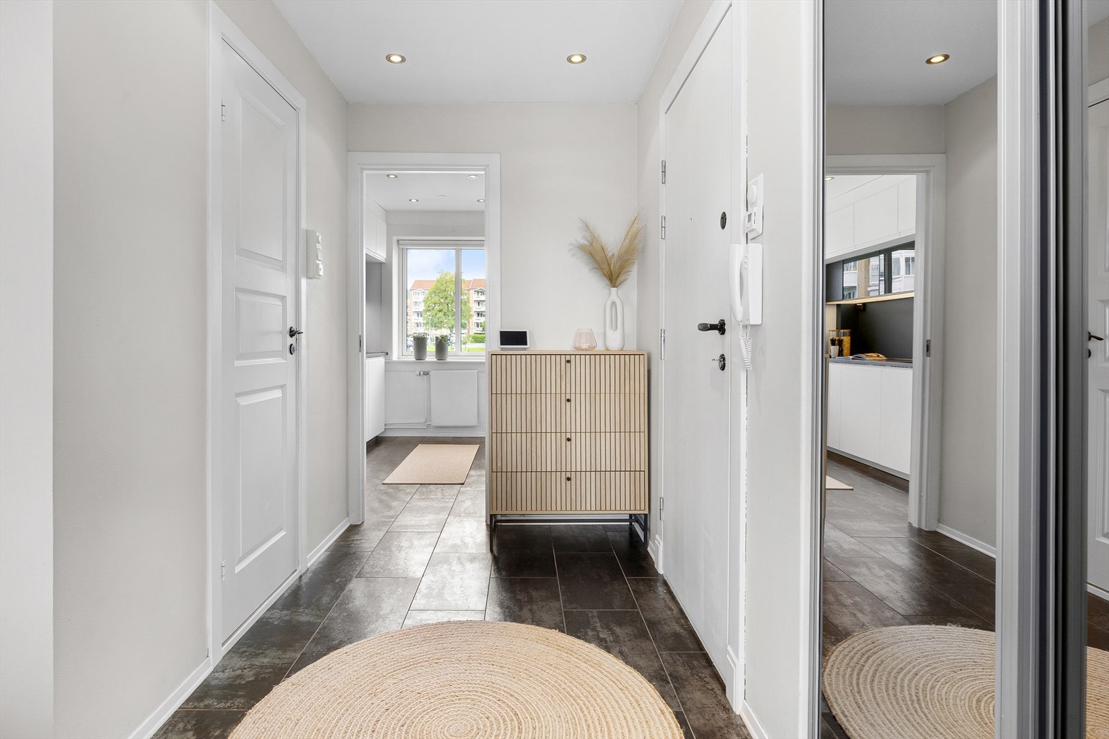 Lys og luftig entré med god plass til å henge fra seg ytterdør. Galleribilde
