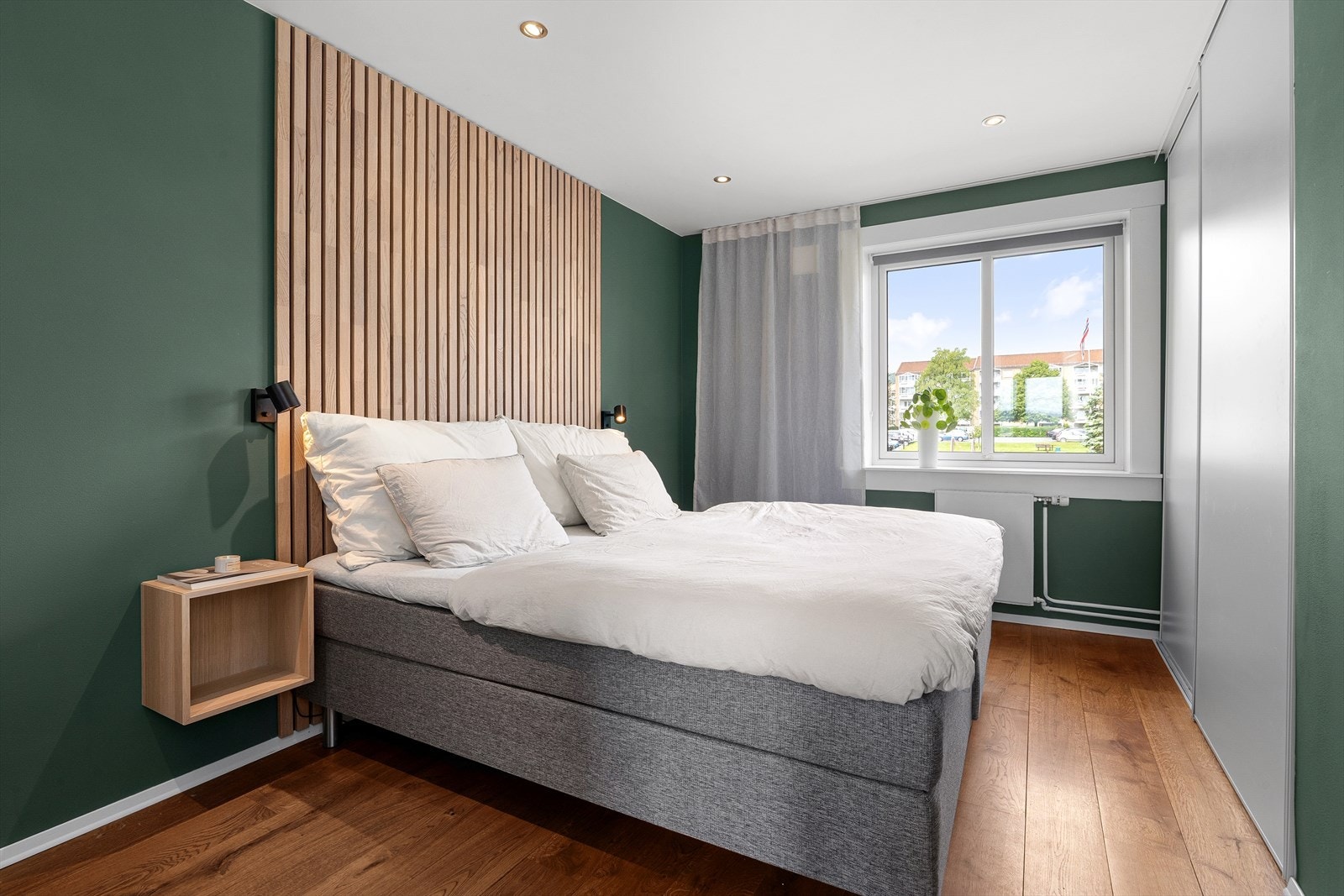 Soverom I er av god størrelse med plass til en stor dobbeltseng og annet møblement. Galleribilde
