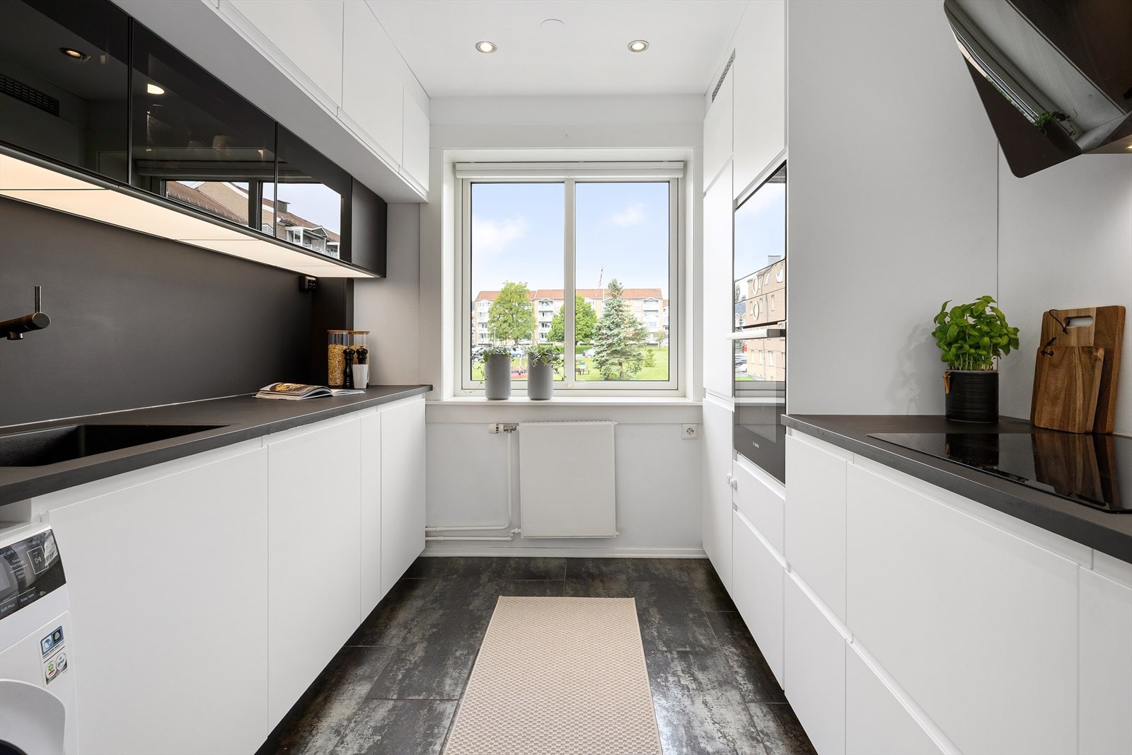 Lyst og moderne kjøkken fra 2021, samt alle hvitevarer fra 2021. Kjøkkenet er fra Ikea. Galleribilde