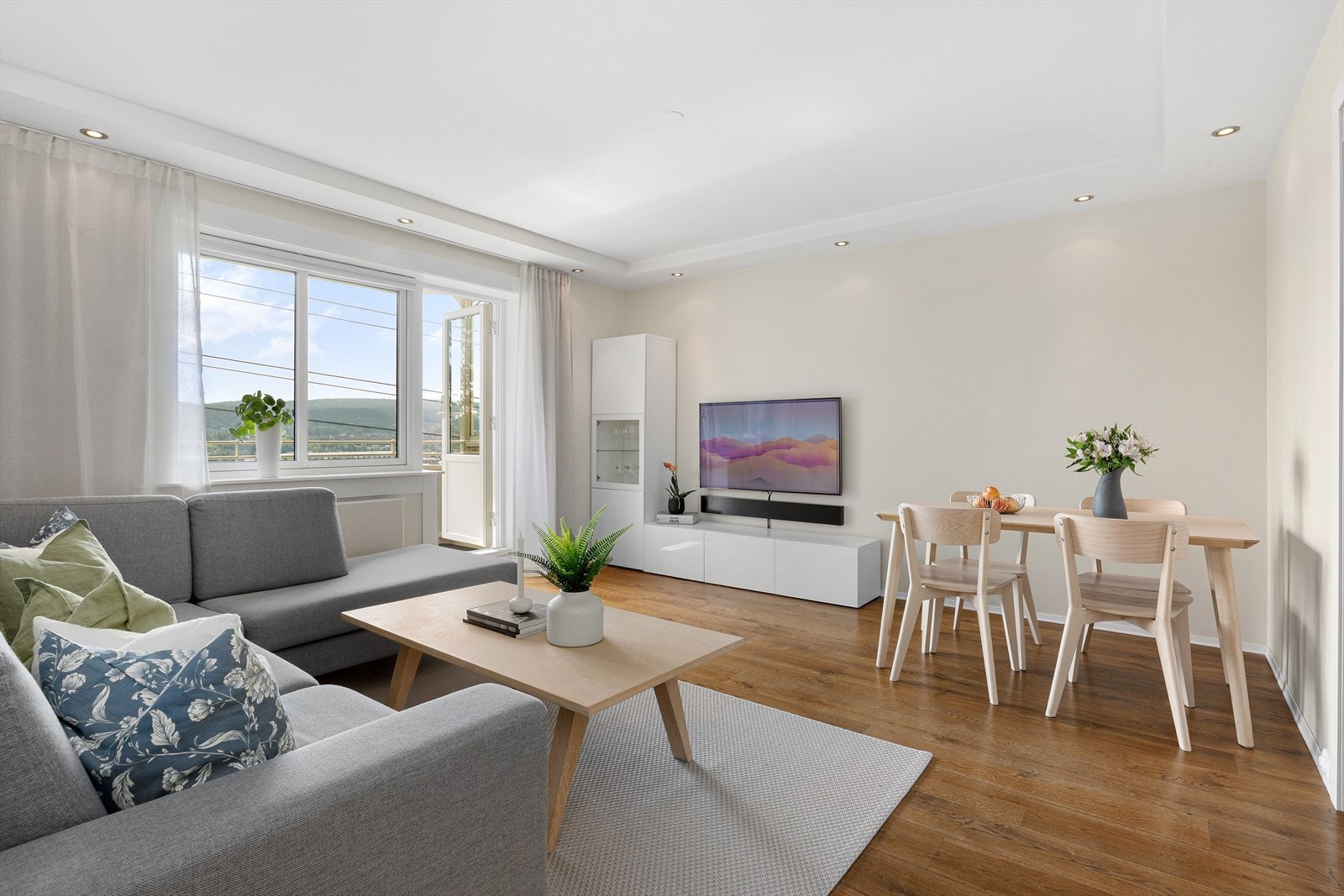 Romslig, innbydende stue med god plass til spisebord, sofagruppe og oppbevaring. Galleribilde