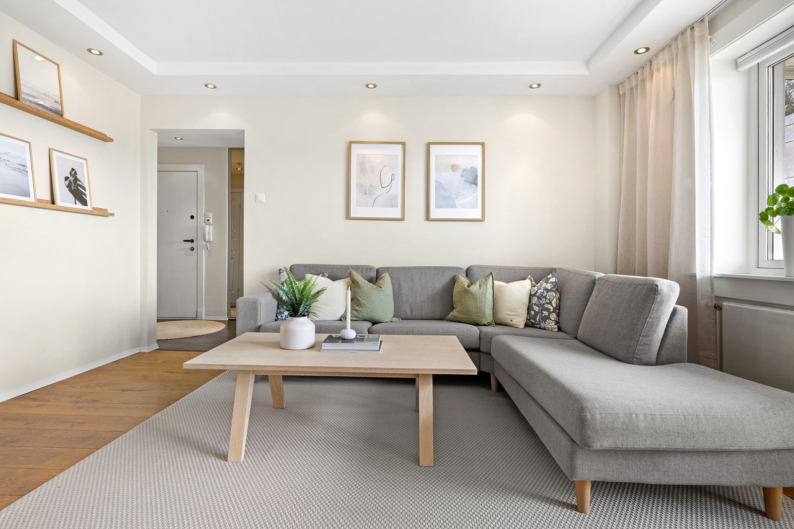 Her har du god plass til en stor sofa til hele familien. Galleribilde