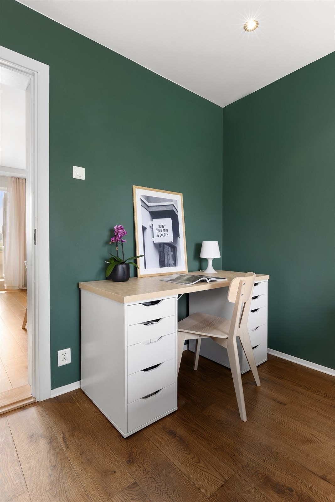 Det er også plass til et skrivebord dersom det er ønskelig. Galleribilde