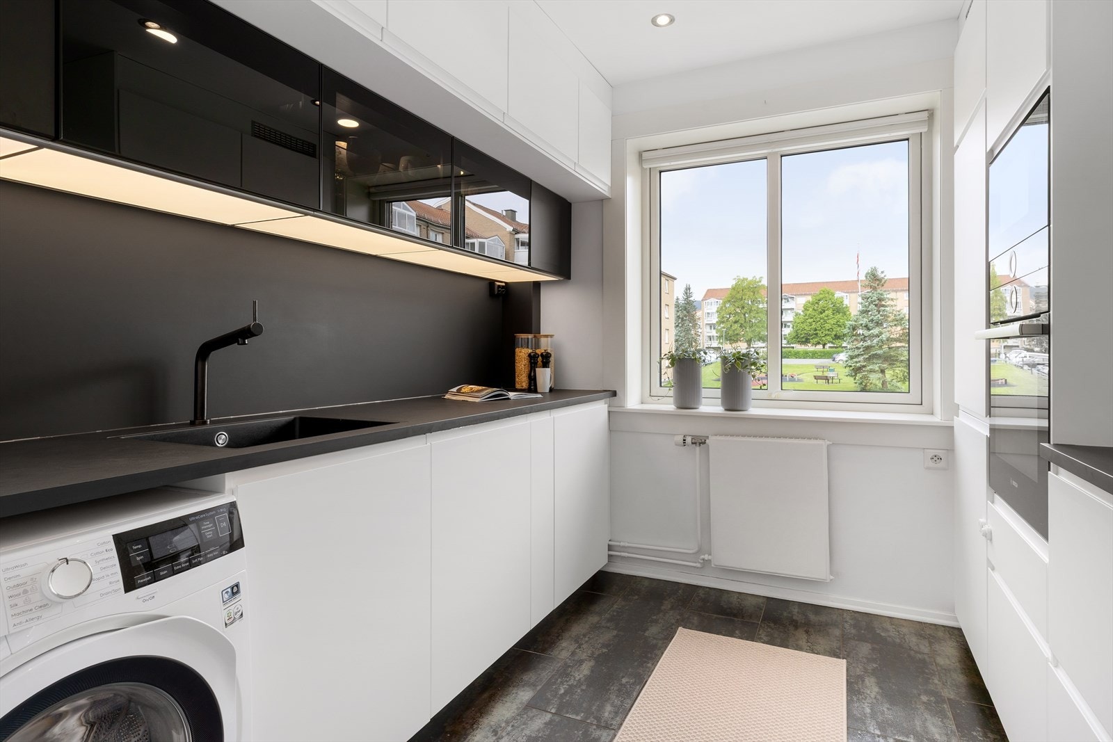 Her har du en god kombinasjon av skap- og benkeplass. Galleribilde