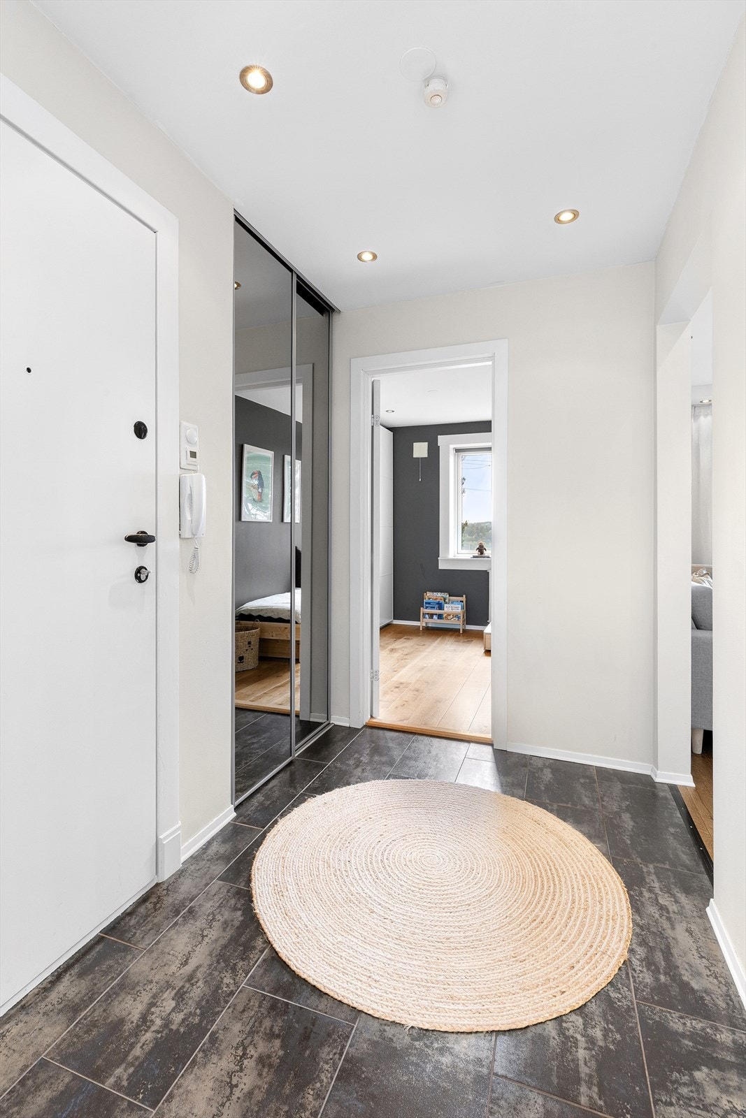 Det er plassbygd garderobeløsning. Galleribilde