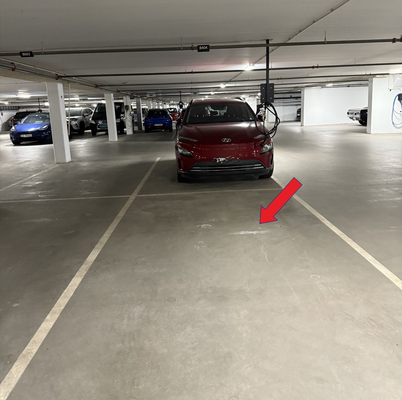 Det medfølger én biloppstillingsplass i felles garasjeanlegg, mulighet for montere lader, plass er helt ytterst med bil på bare en side. Galleribilde