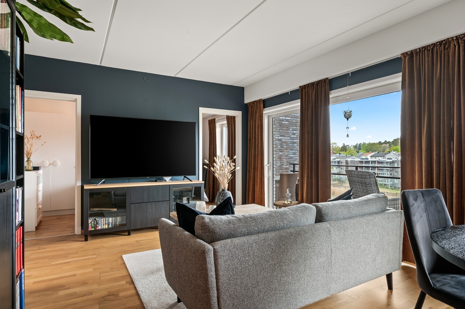 Hele leiligheten varmes opp med vannbåren gulvvarme, som gir en jevn og behagelig temperatur. Galleribilde