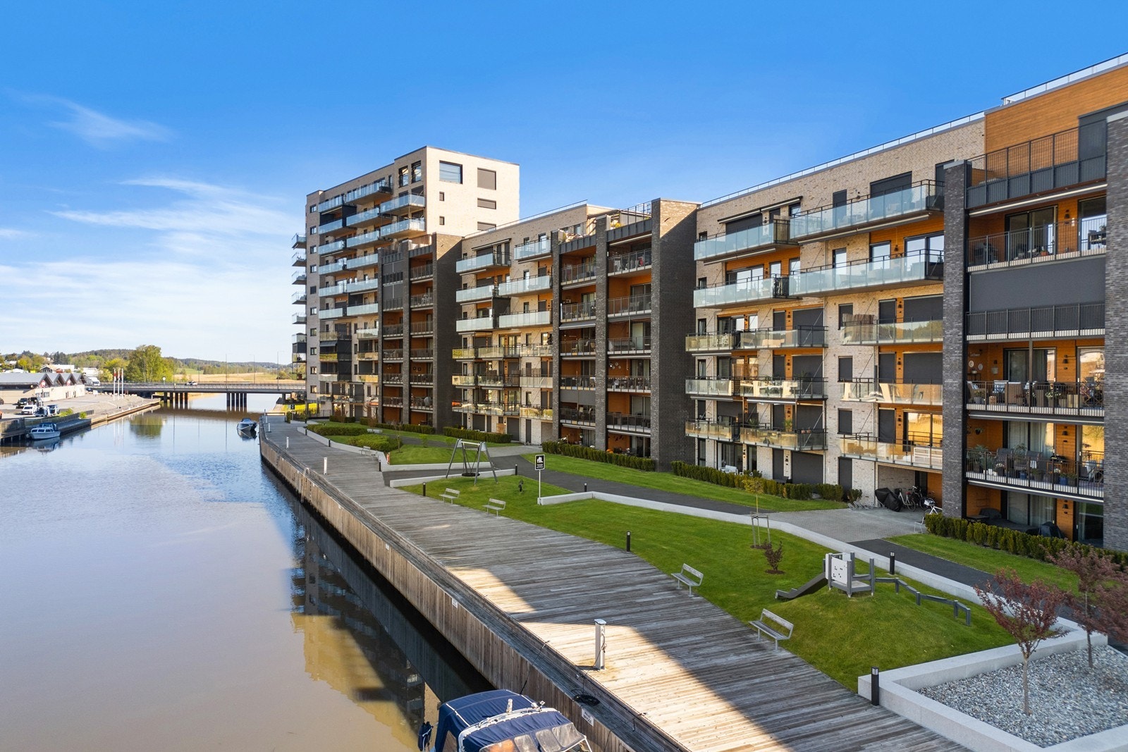 Langs elvebredden er det anlagt brygge og fellesarealer med gressplen og beplantning. Galleribilde