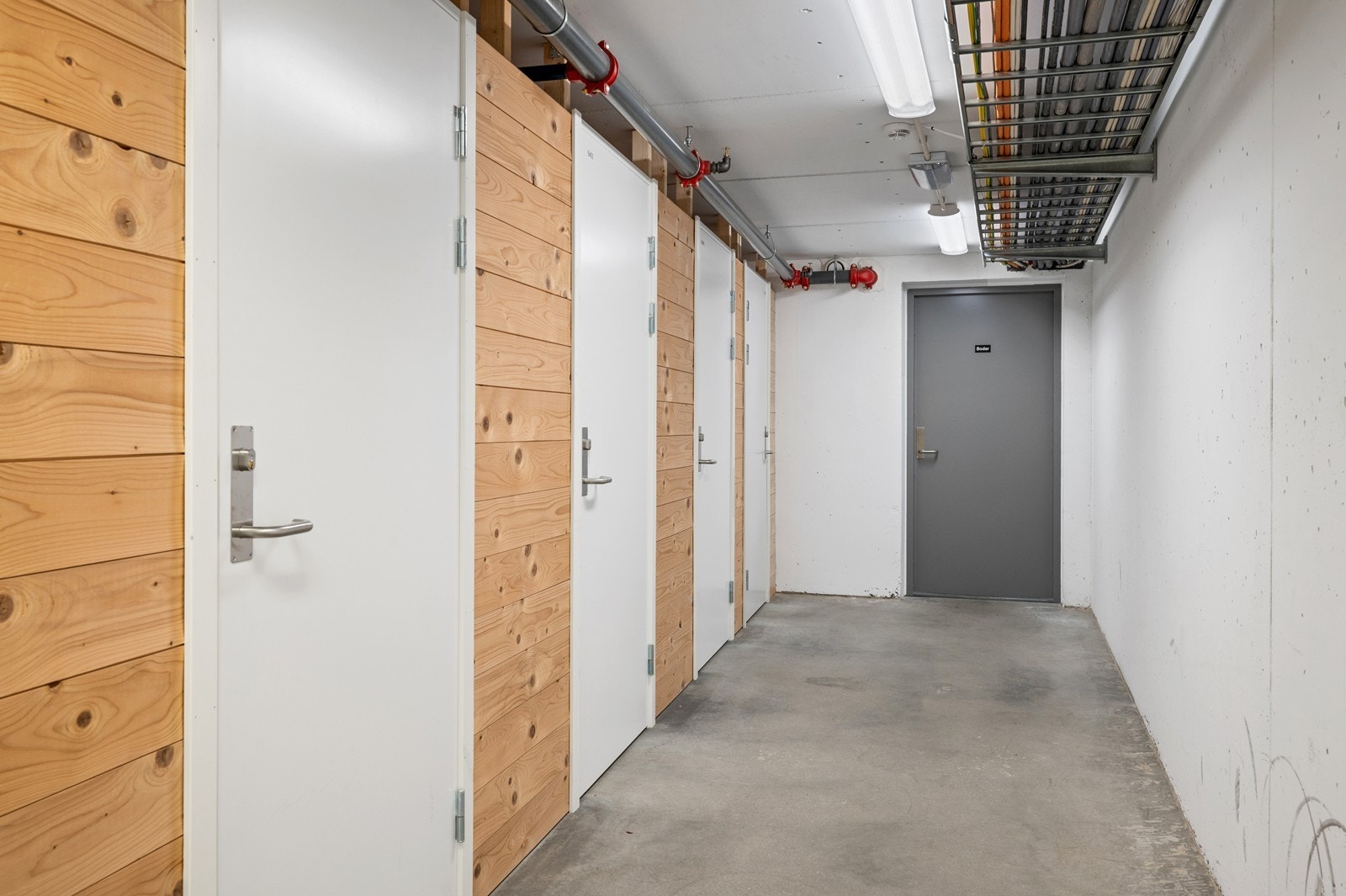Leiligheten disponerer en ekstern bod på 5 m² i kjelleren for ekstra lagring. Galleribilde