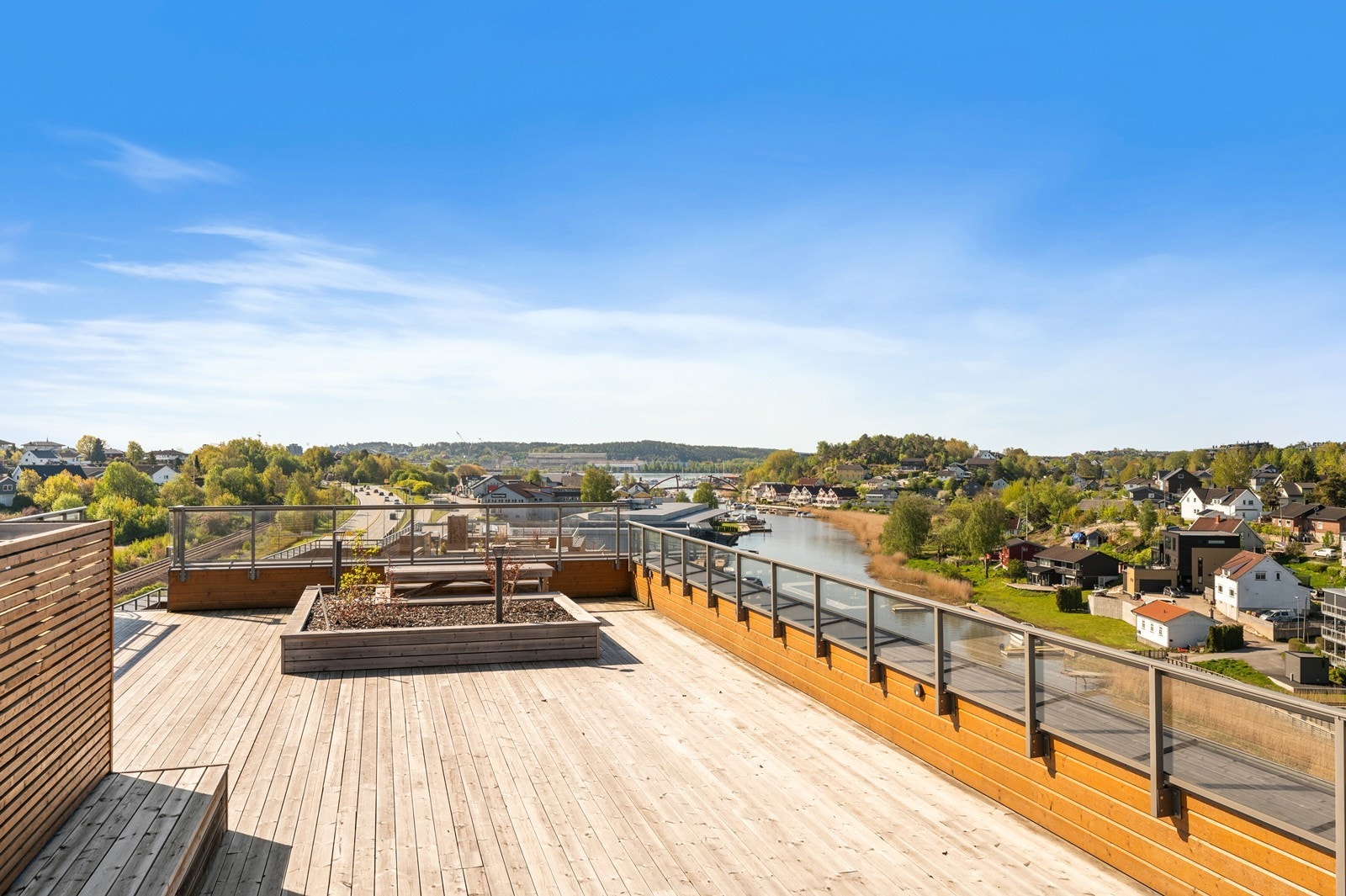 Beboerne har tilgang til en stor, felles takterrasse med sittegrupper og beplantning. Galleribilde