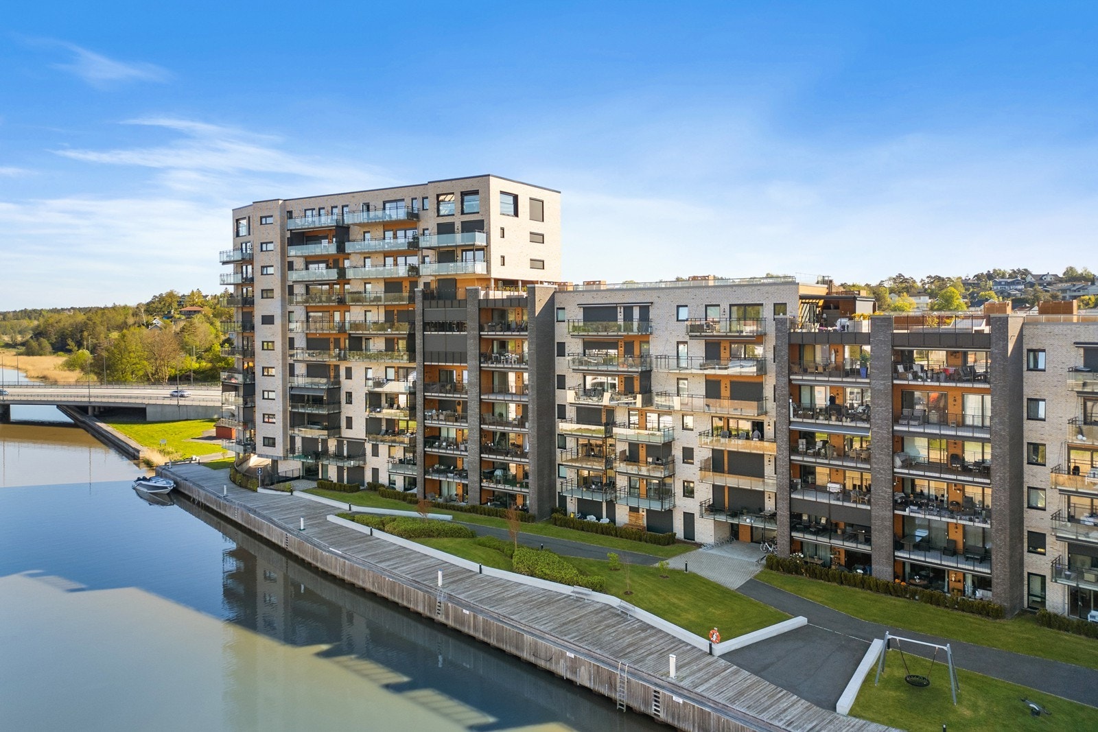 Bygget fra 2021 har fasader av mursteinsforblending og trekledning. Galleribilde