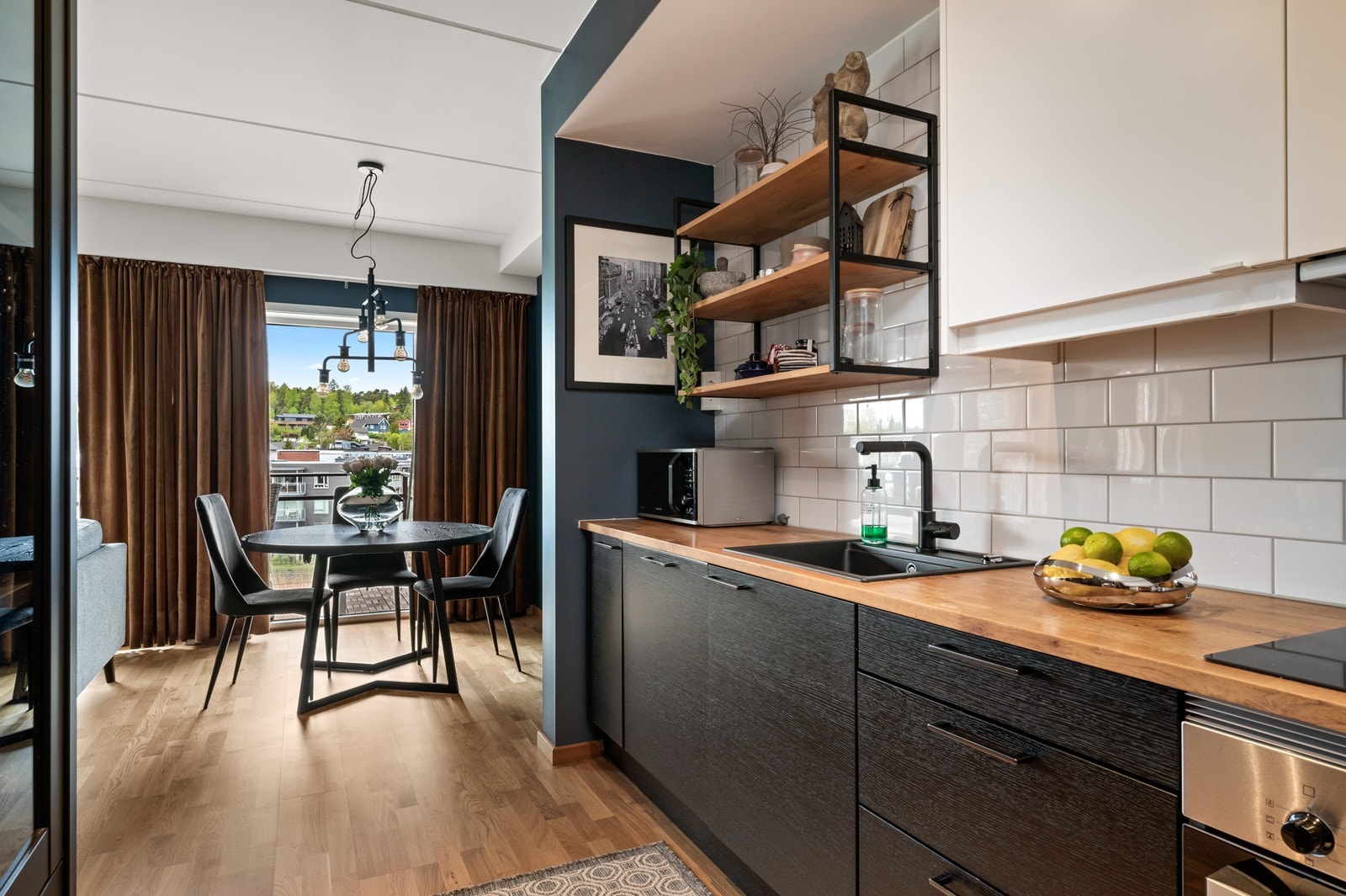 Kjøkkenventilator med avtrekk ut sørger for effektiv utlufting under matlaging. Galleribilde