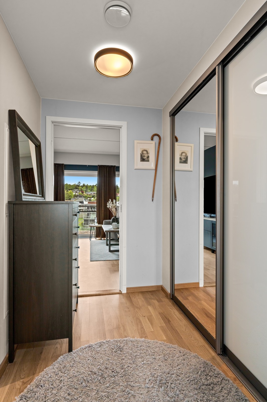 Praktisk oppbevaring i en innvendig bod med skyvedører, som er et tilvalg i leiligheten. Galleribilde