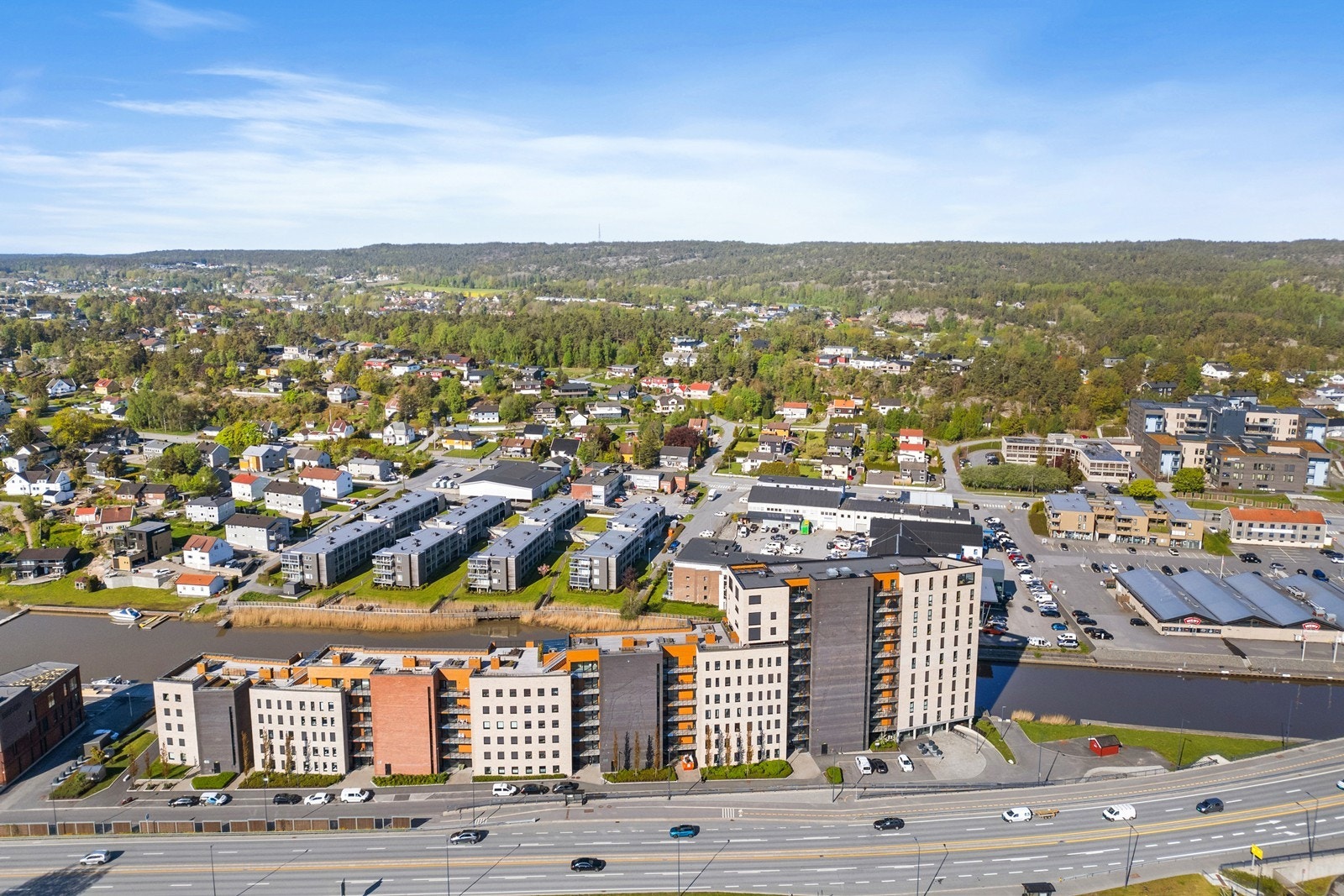 Meny Ørebekk ligger i gangavstand, og Coop Extra, Rema og Kiwi er en kort kjøretur unna. Galleribilde