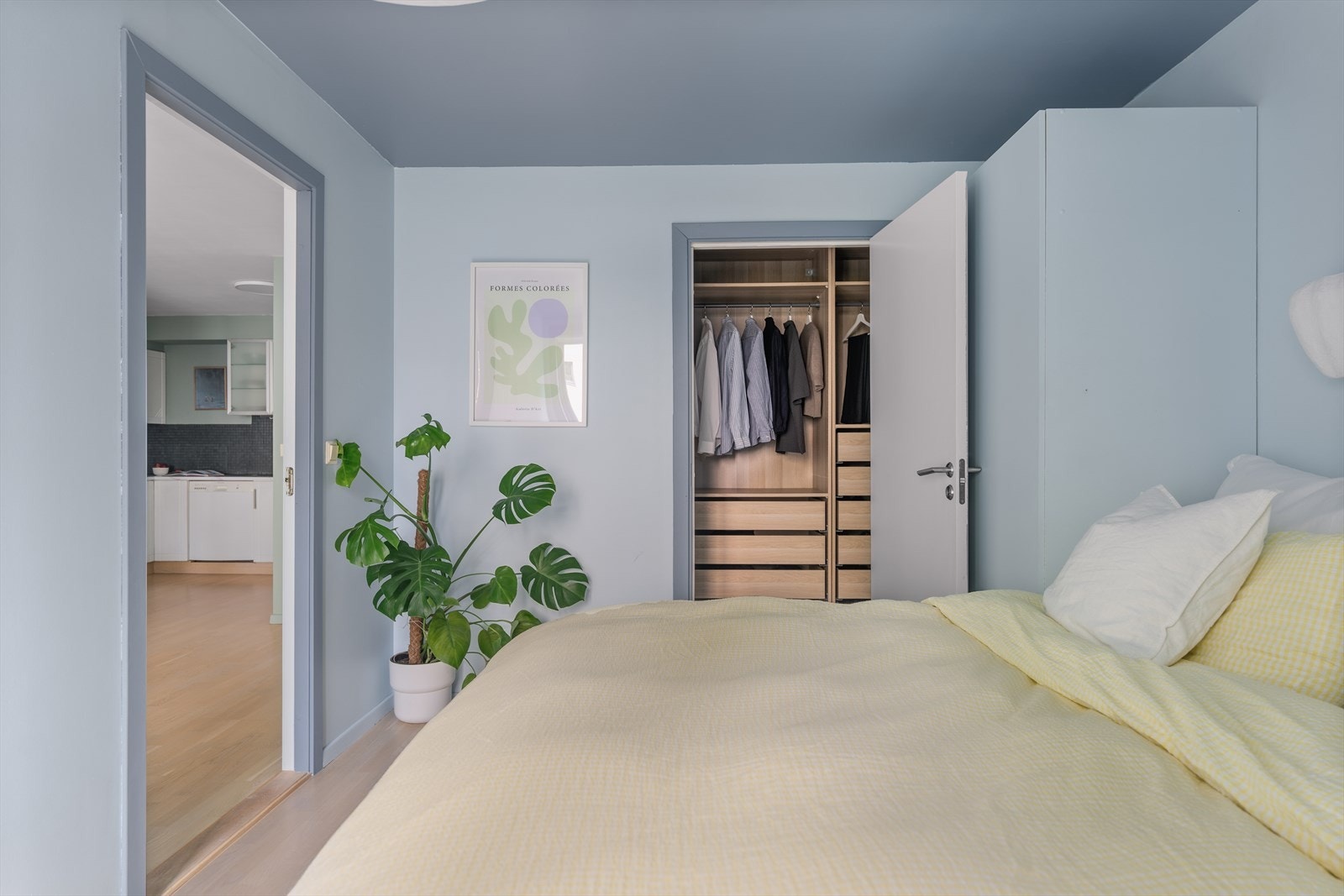 Fra soverommet er det direkte adkomst til en egen walk-in-garderobe. Galleribilde