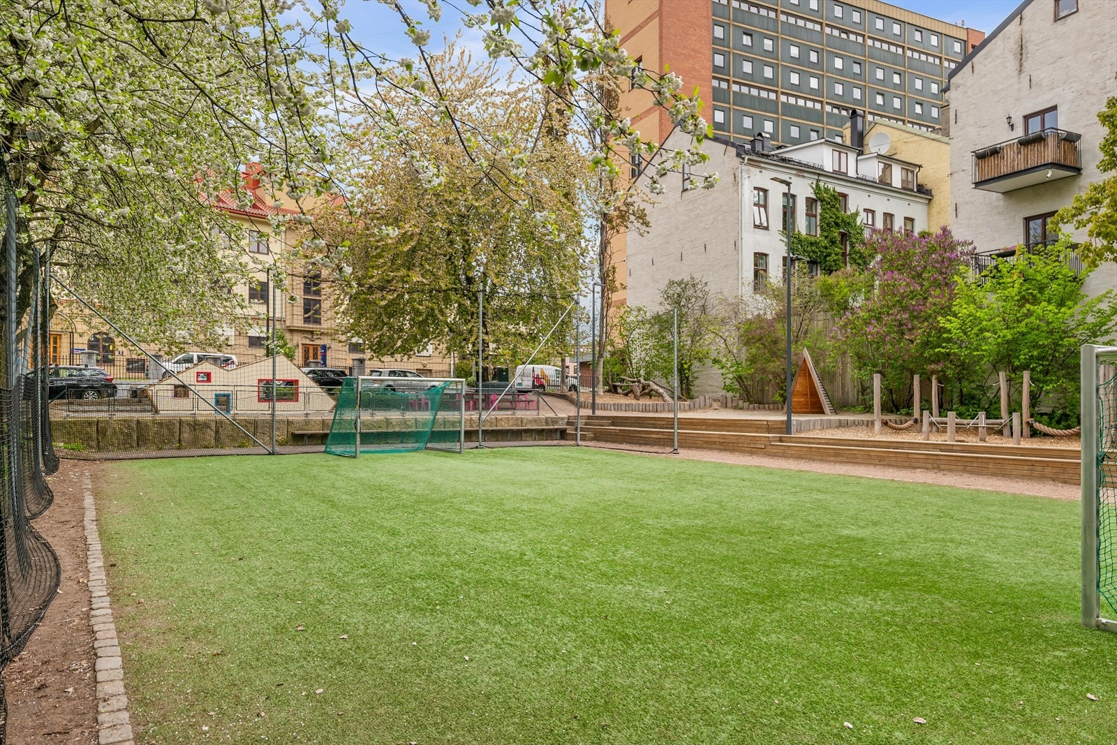 Flott bakggård med fotballbane. Galleribilde