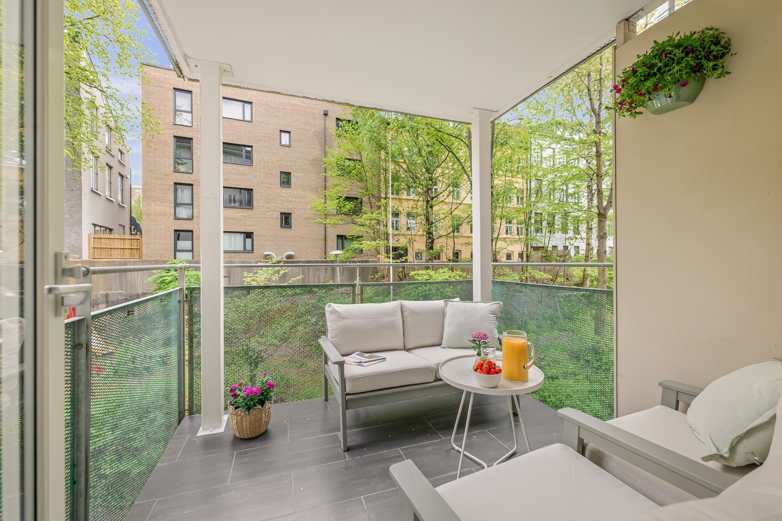Balkongen har god plass til hyggelig balkongmøblement. Galleribilde