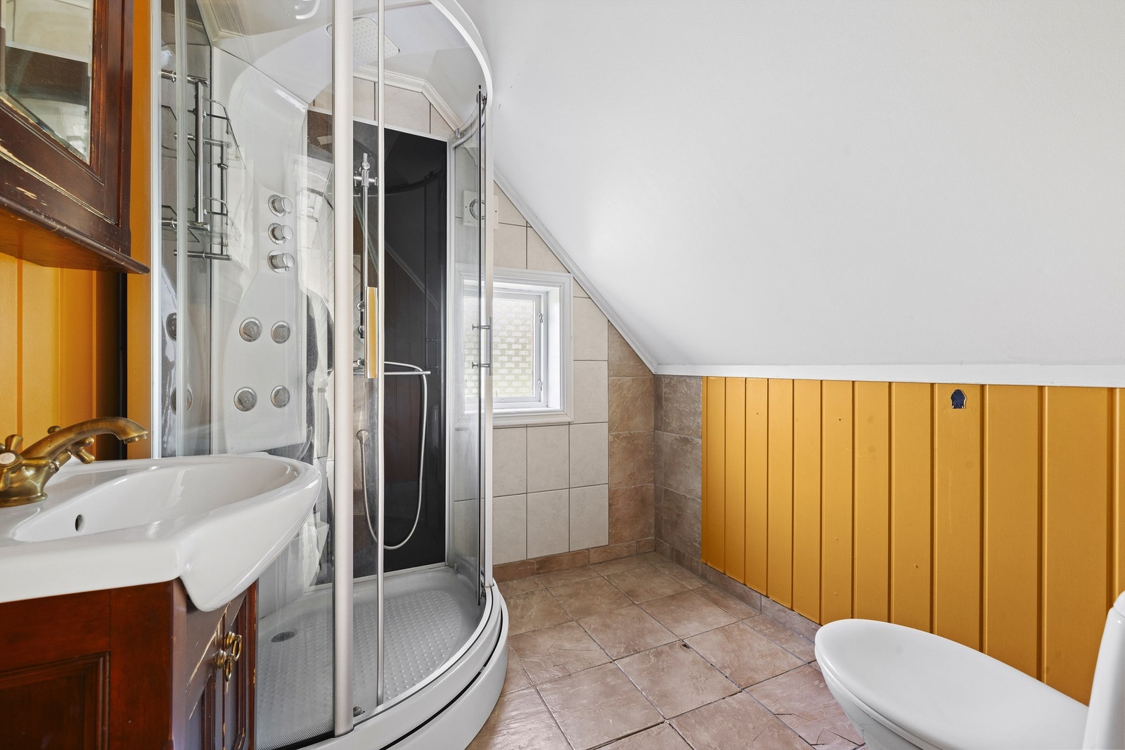 Bad 2. etg. Dette har behov for renovering. Galleribilde