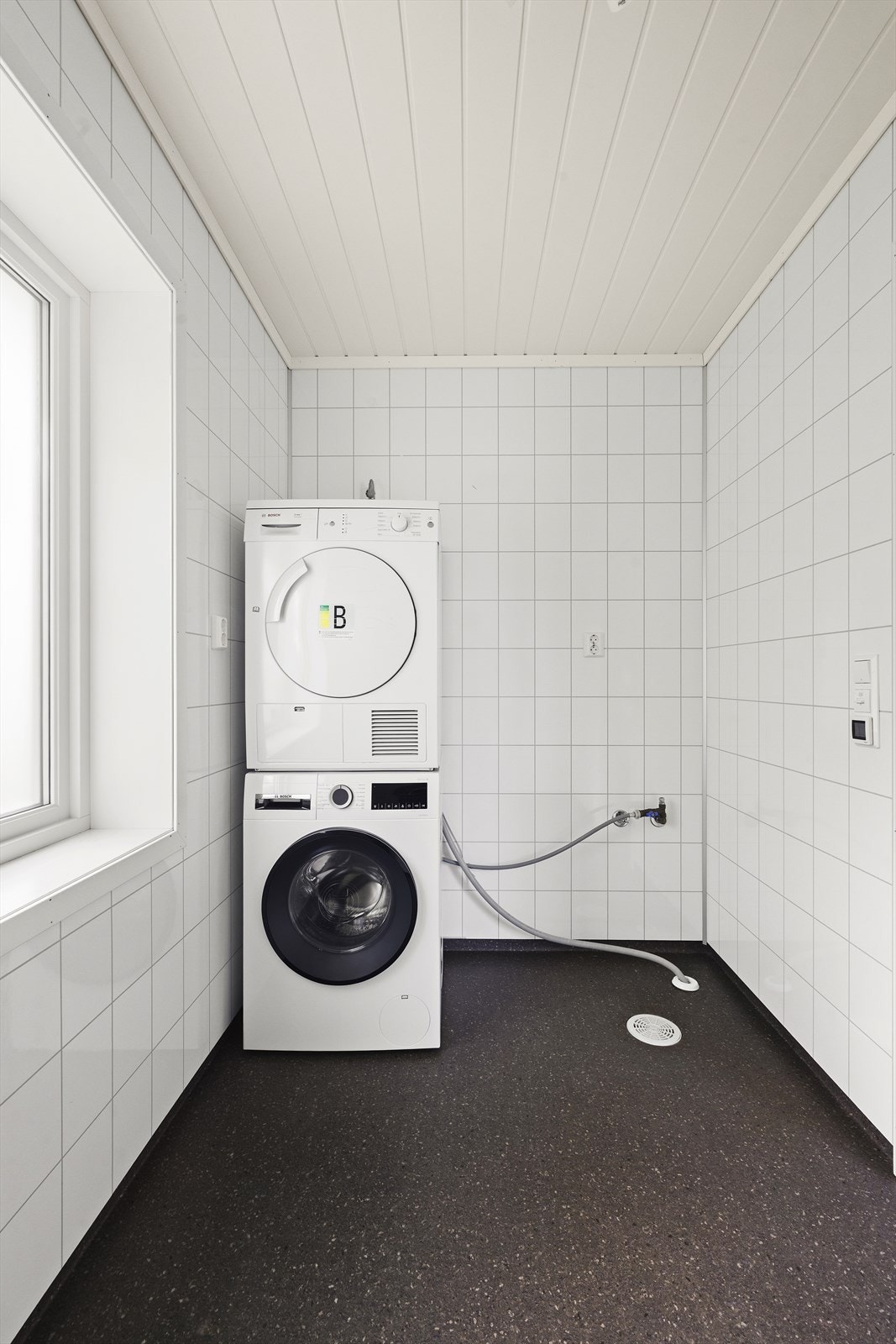 Egen del på badet er laget som vaskerom Galleribilde