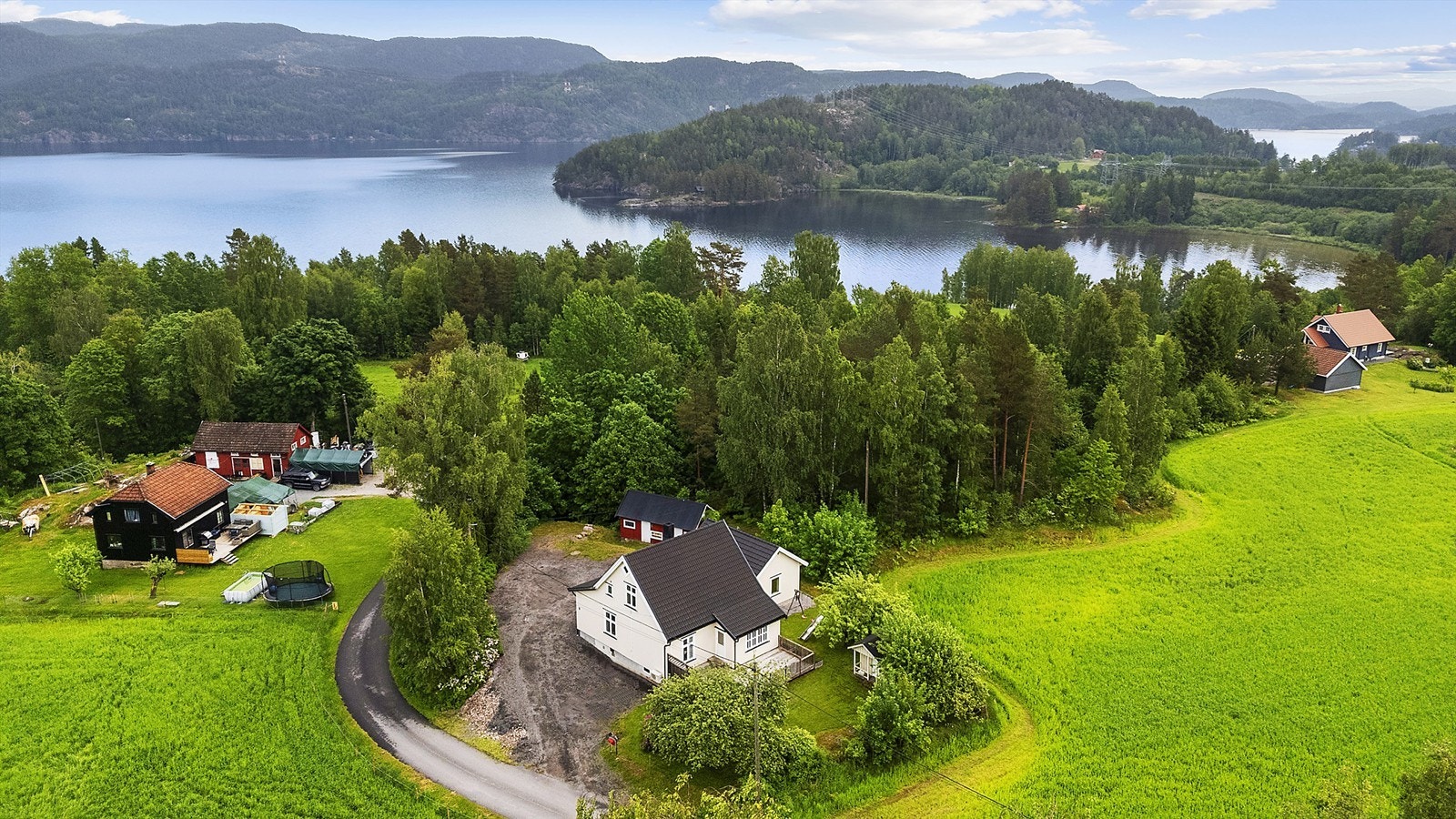 Flott enebolig i landlige omgivelser i Melum. Foto: A7 Media Galleribilde
