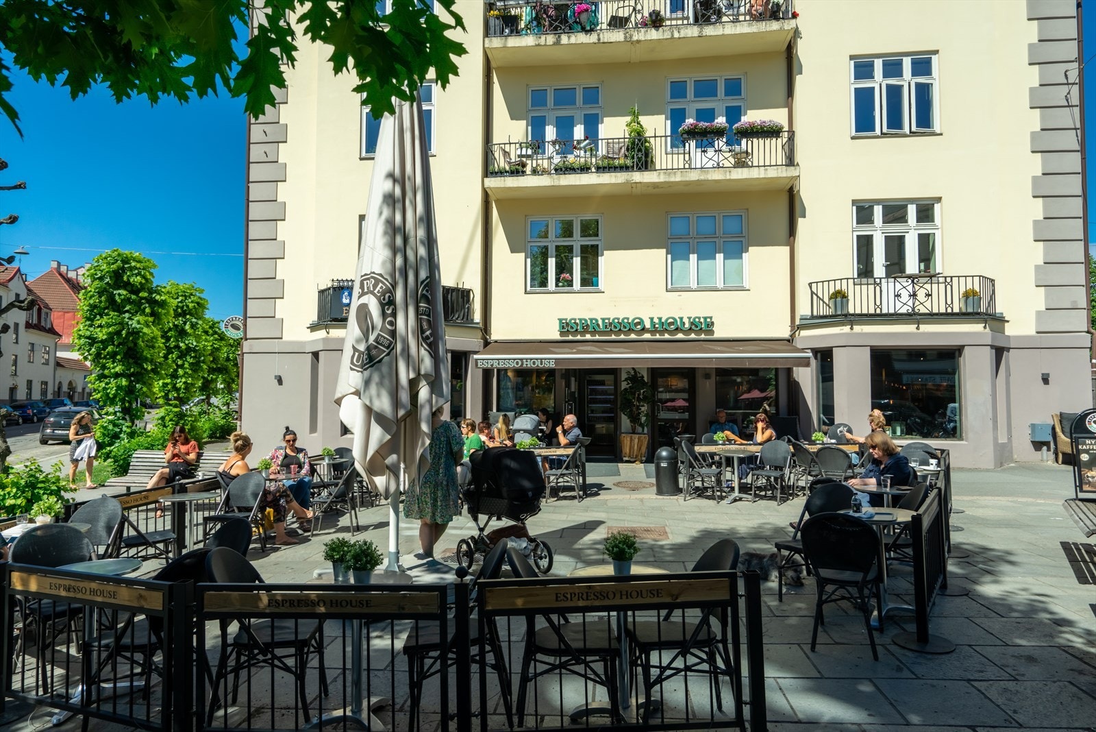 Espresso House ligger et kort spasertur unna, og rett ved siden av trikkestoppet på Torshov. Galleribilde