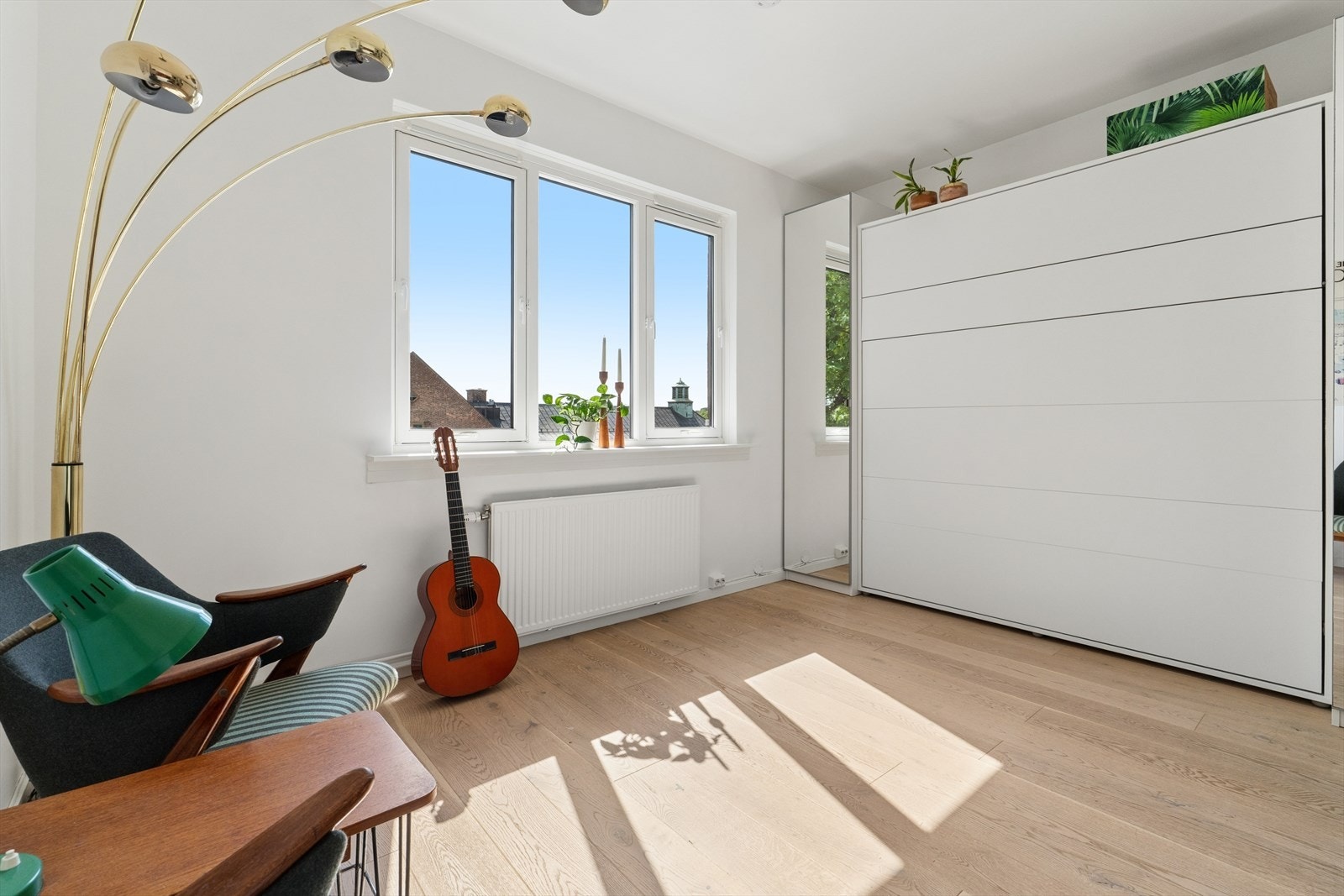 Mykt lysinnslipp og rolig uttrykk med enstavs parkett og moderne detaljer. Galleribilde