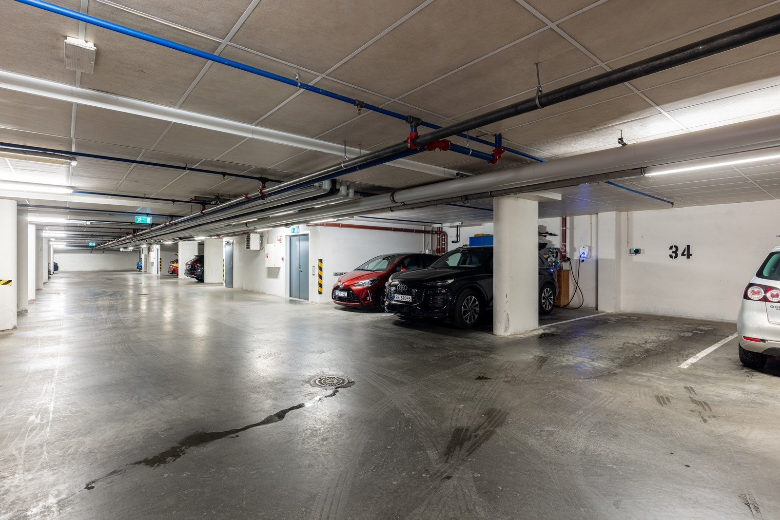 Leiligheten disponerer parkeringsplass med el-bil lader i oppvarmet garasjekjeller i sameiets fellesareal. Galleribilde