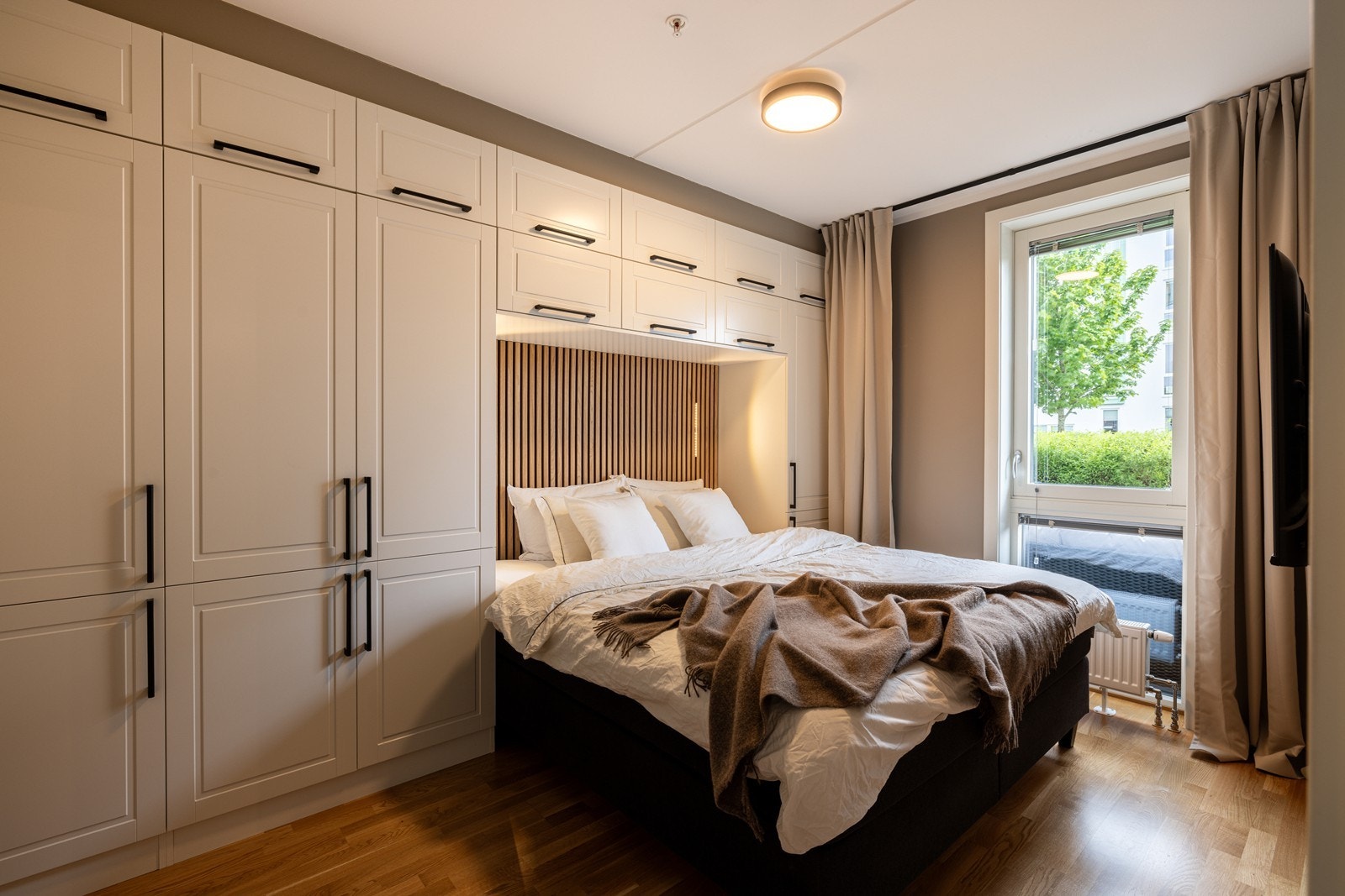 Hovedsoverom med eksklusiv hotellfølelse og fokus på luksus og maksimal utnyttelse av plassen. Galleribilde