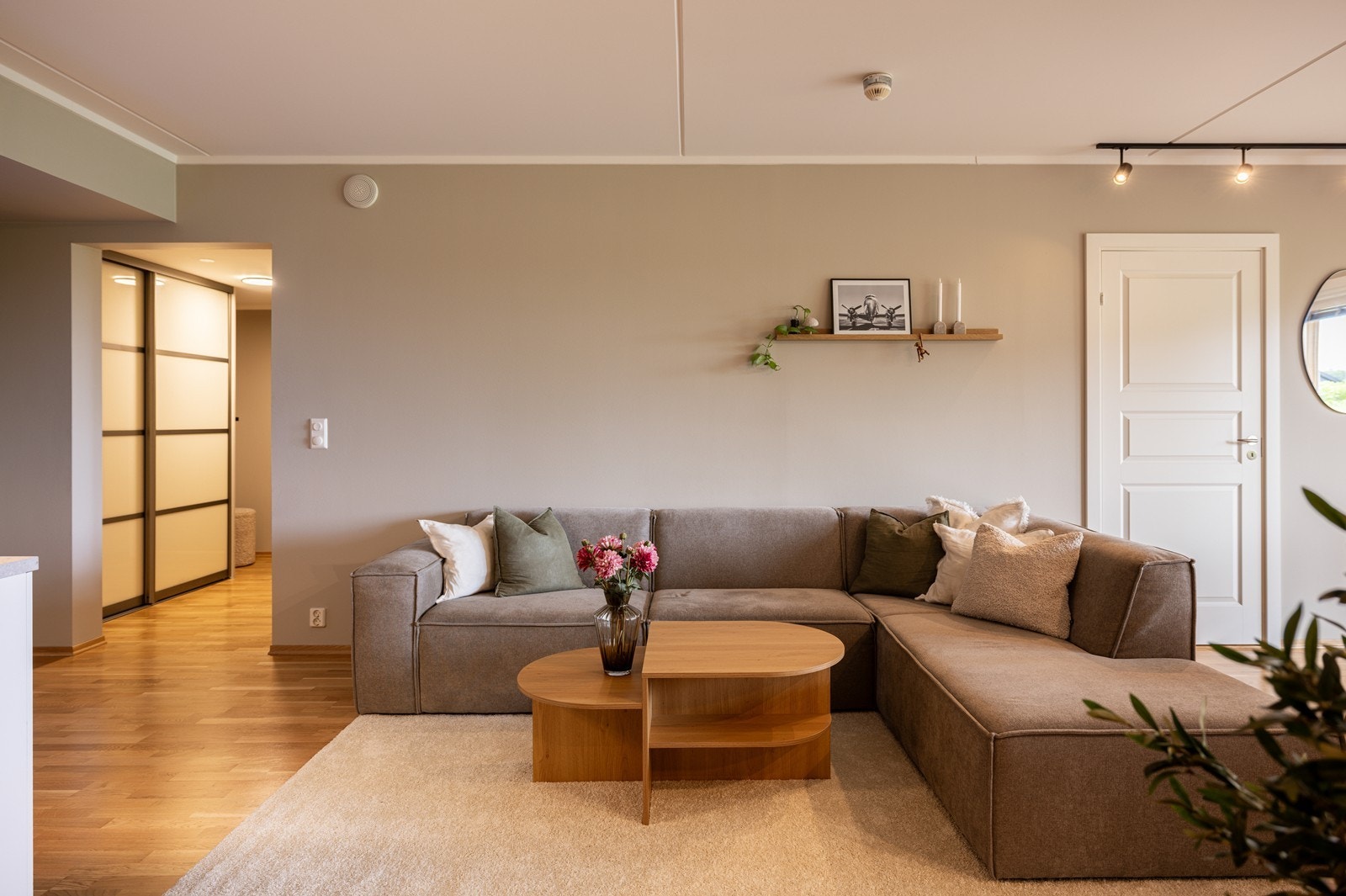 Rommet har en meget praktisk planløsning som enkelt rommer både en stor, komfortabel sofagruppe og et langbord til hyggelige middager. Galleribilde