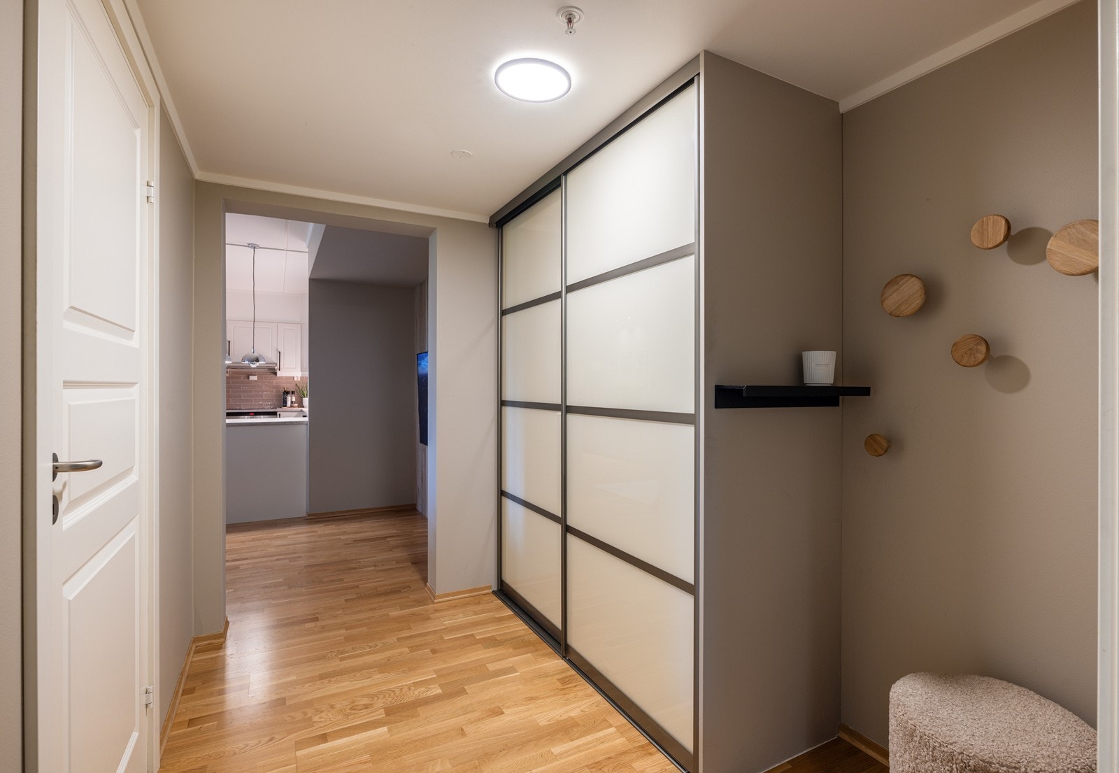 Velkommen inn. Det første som møter deg er en innbydende entré som umiddelbart setter standarden for denne stilfulle leiligheten. Galleribilde