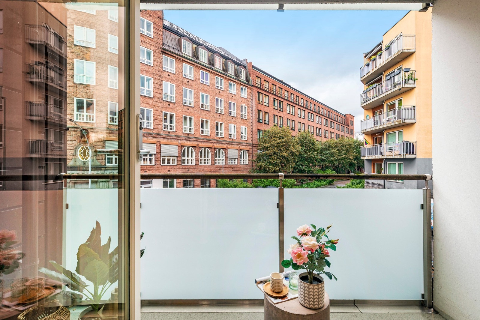 Utgang til sydvestvendt balkong på 5 m². med flott utsikt og gode solforhold. Galleribilde