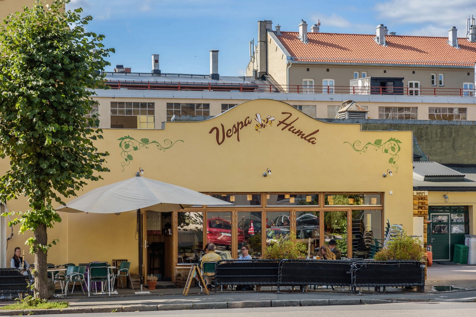 Bydelen har et mangfold av spisesteder, kafeer, barer og små nisjebutikker. Galleribilde