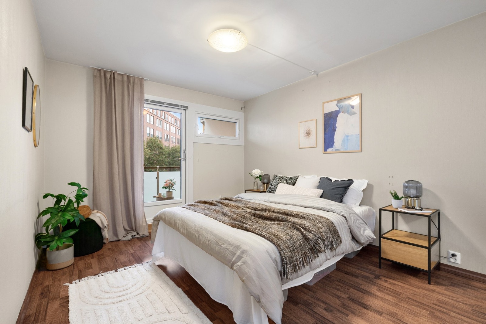 Hovedsoverom er holdt i moderne farge som står i stil med resten av leiligheten. Galleribilde