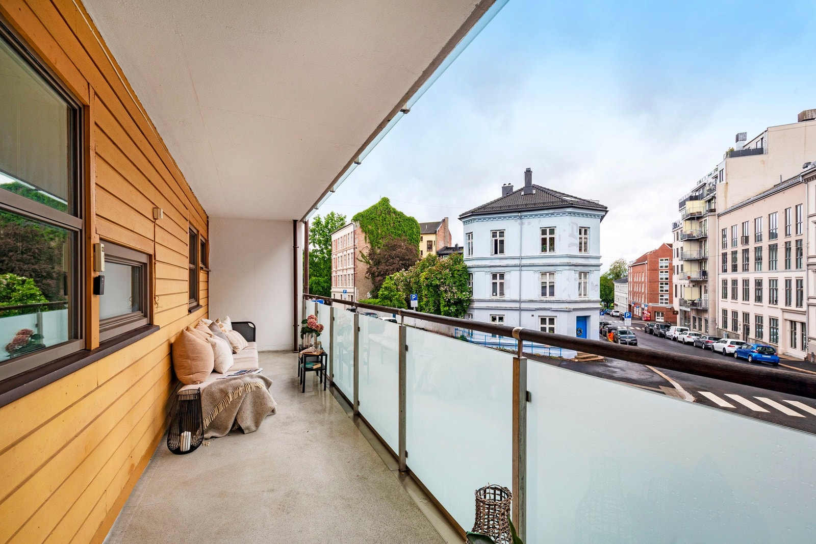 Fra stuen har du direkte utgang til solrik, sydvestvendt balkong på 12 m² hvor du kan nyte fantastiske solforhold. Galleribilde