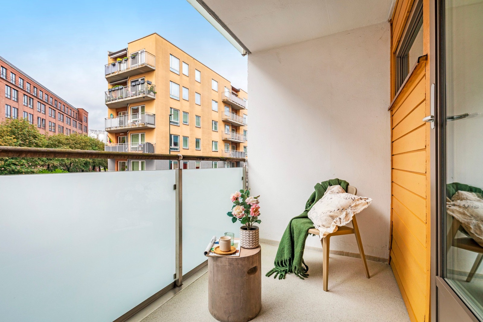 Balkongen har god plass til utemøbler og planter - perfekt for varme sommerdager. Galleribilde