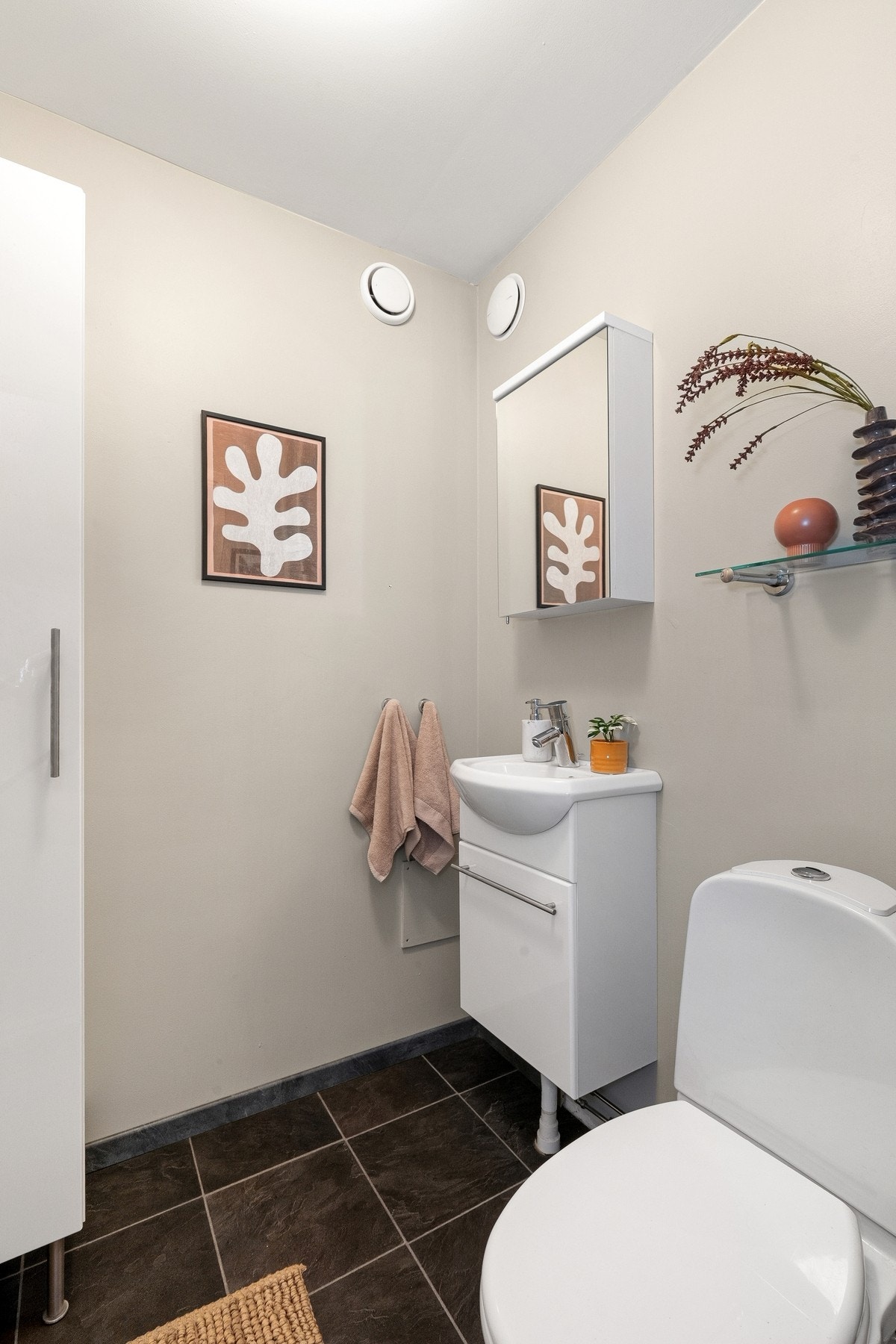 Separat wc med toalett, høyskap med høyglans front, speilskap baderomsinnredning med høyglans front og heldekkende servant Galleribilde