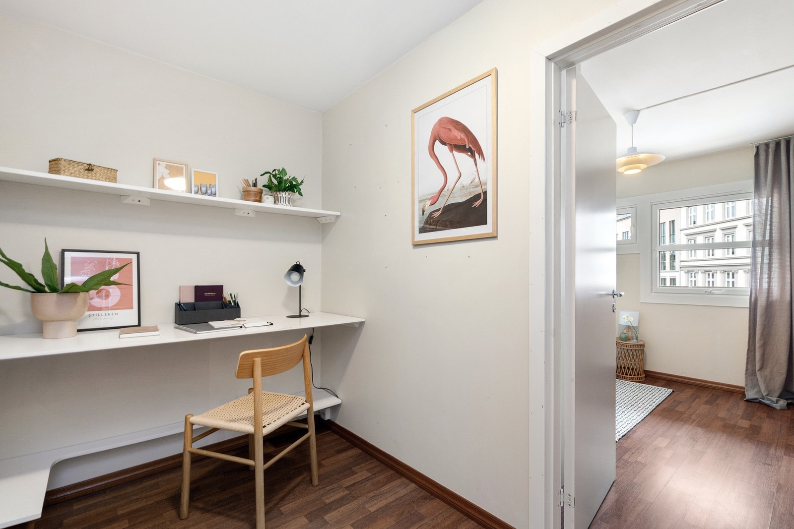 Rommet er praktisk avdelt med lettvegg, for egen kontorplass. Veldig praktisk! Galleribilde