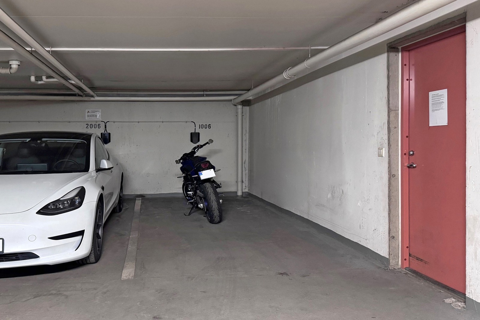 Det medfølger bruksrett til en parkeringsplass med el-billader i felles garasjeanlegg. Plassen er merket nr. 1006 Galleribilde
