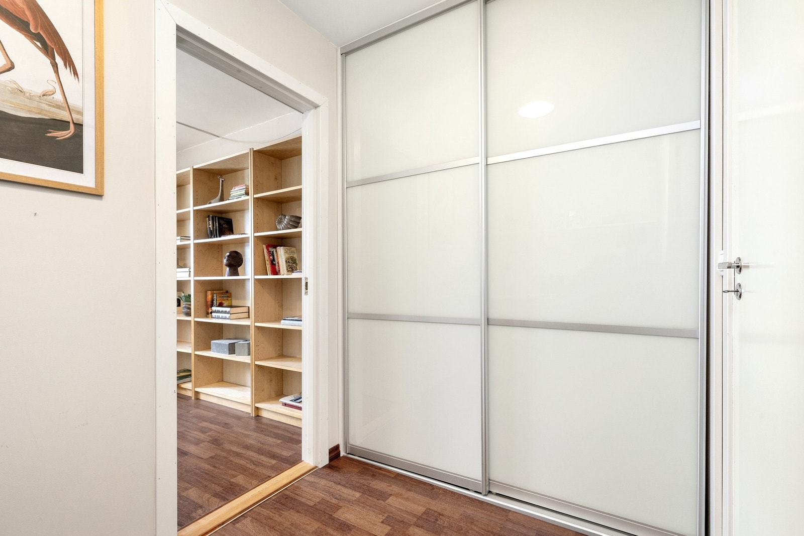 Gode oppbevaringsmuligheter i medfølge skyvedørsgarderobe. Galleribilde